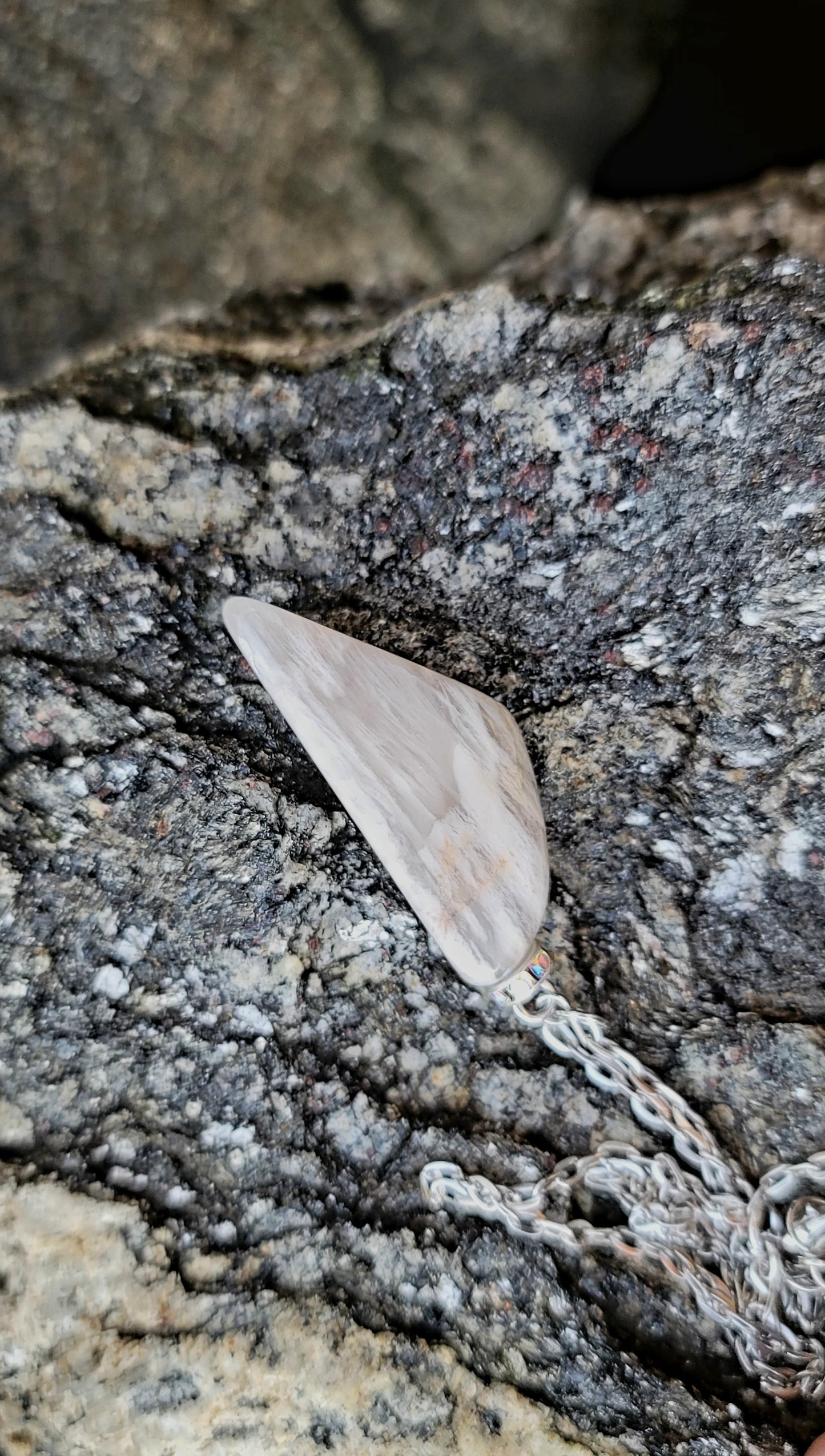 WHITE AND CLEAR QUARTZ PENDANT NECKLACE