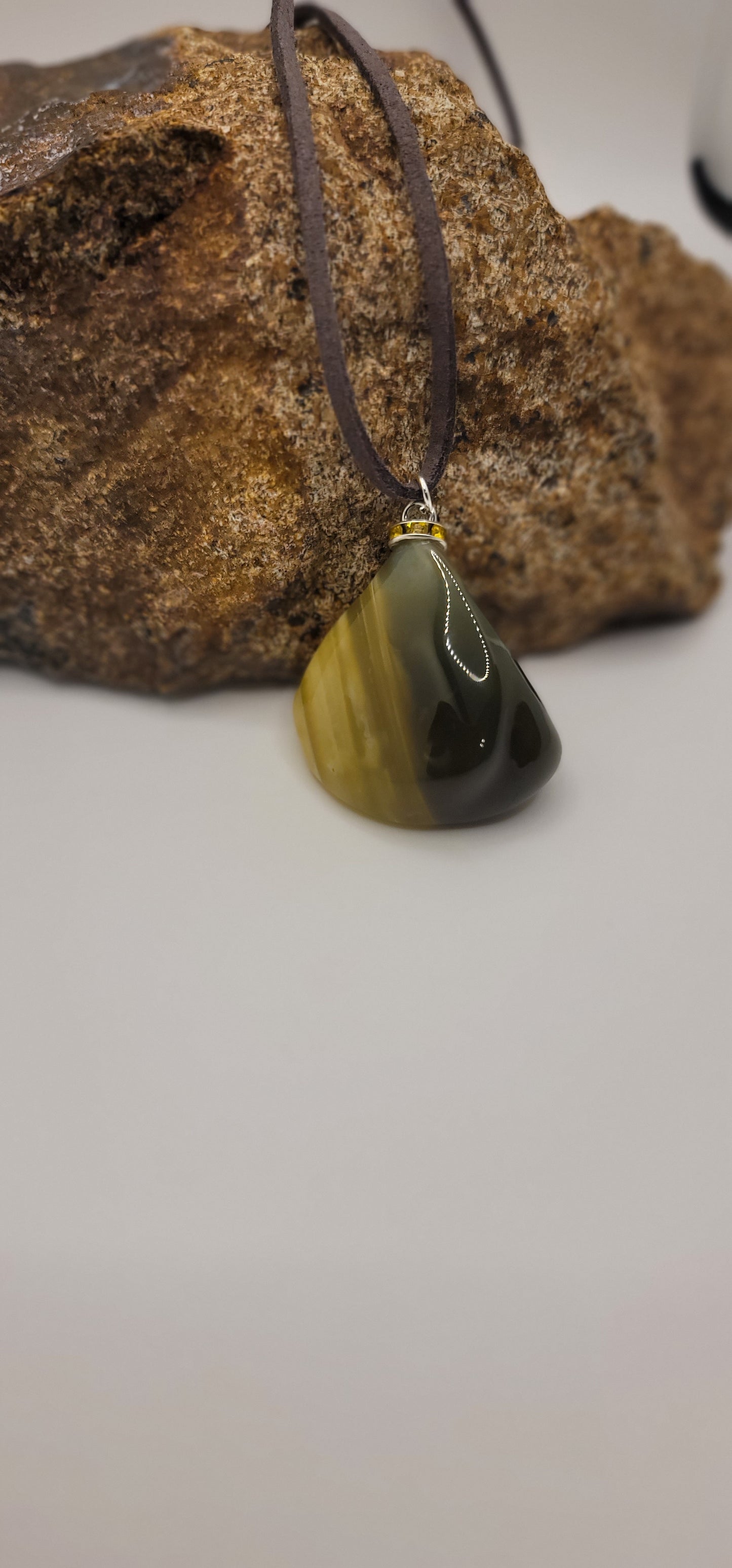 BEAUTIFUL STRIPED AGATE PENDANT.