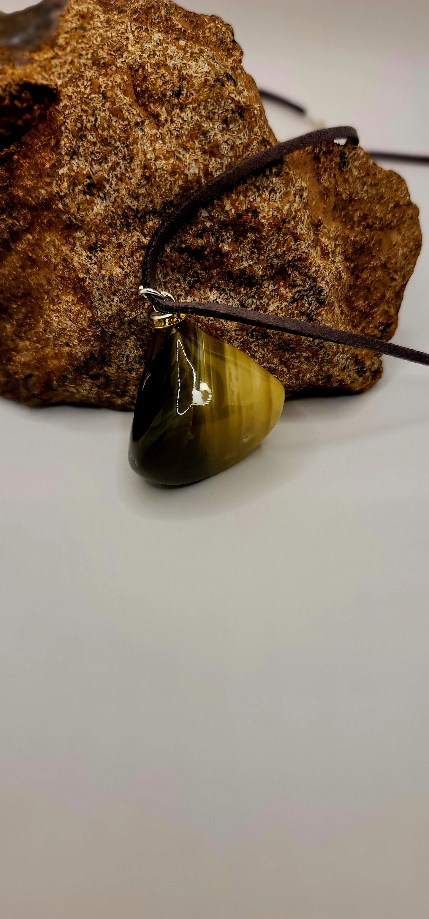 BEAUTIFUL STRIPED AGATE PENDANT.