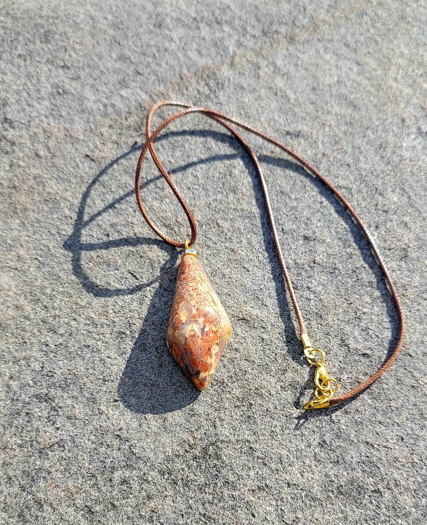 QUARTZ-GRANITE NECKLACE PENDANT.