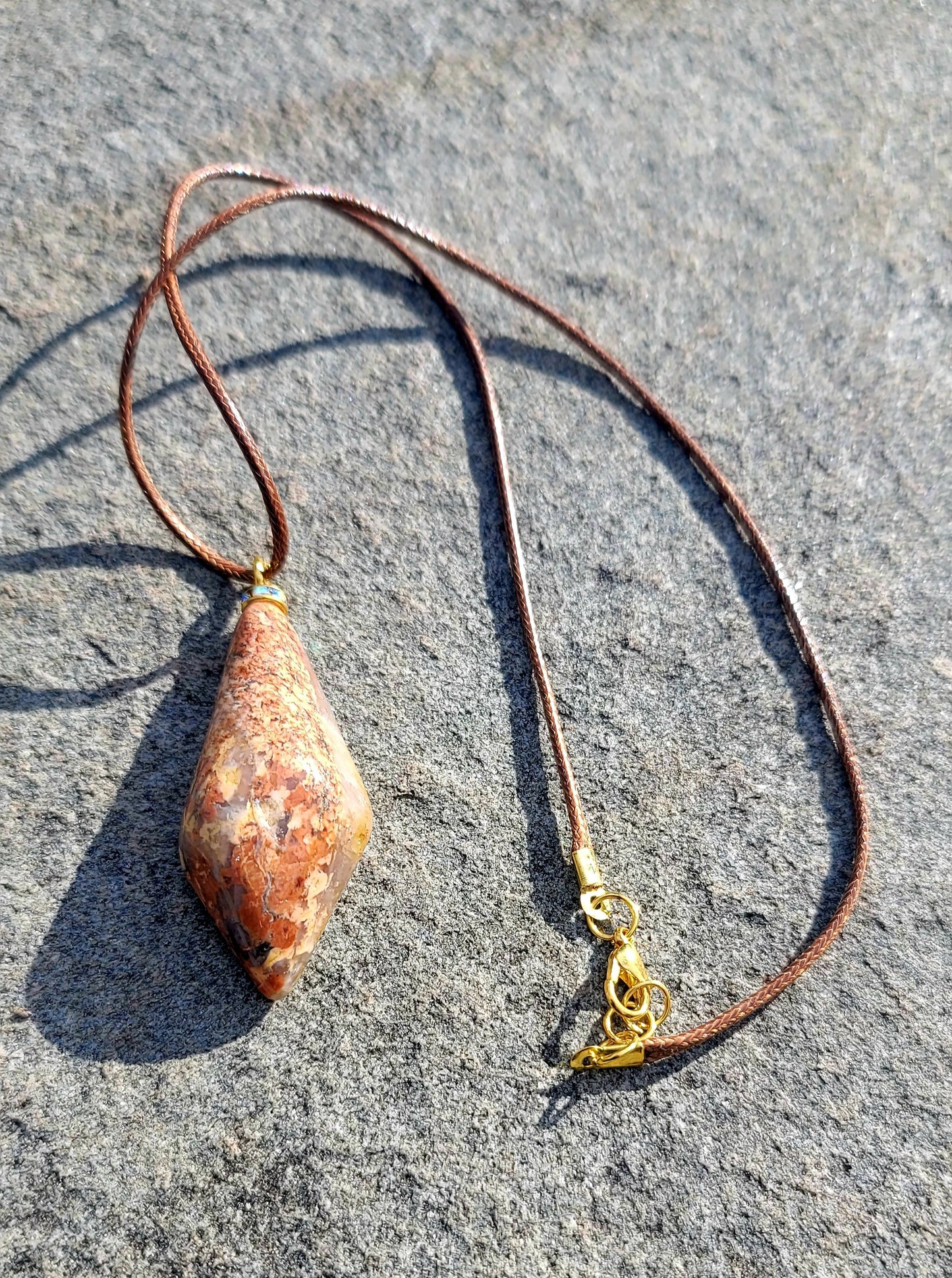 QUARTZ-GRANITE NECKLACE PENDANT.