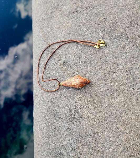 QUARTZ-GRANITE NECKLACE PENDANT.