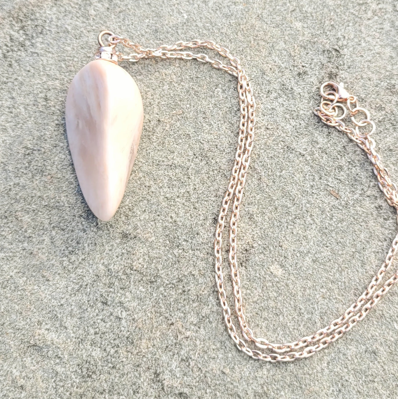 STUNNING ROSE QUARTZ PENDANT