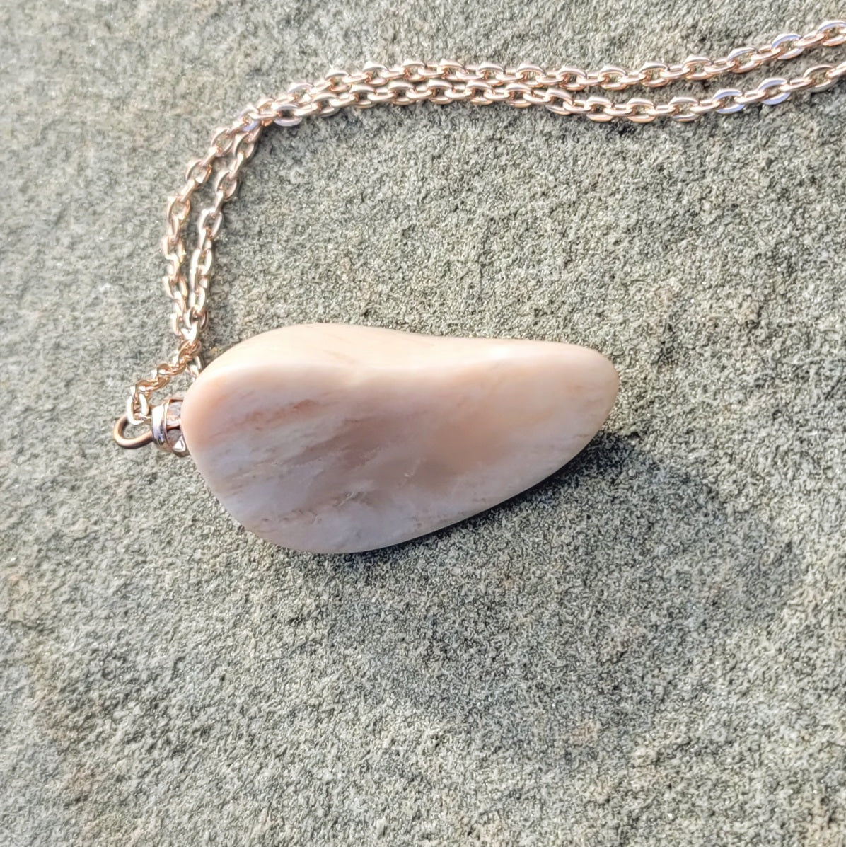 STUNNING ROSE QUARTZ PENDANT