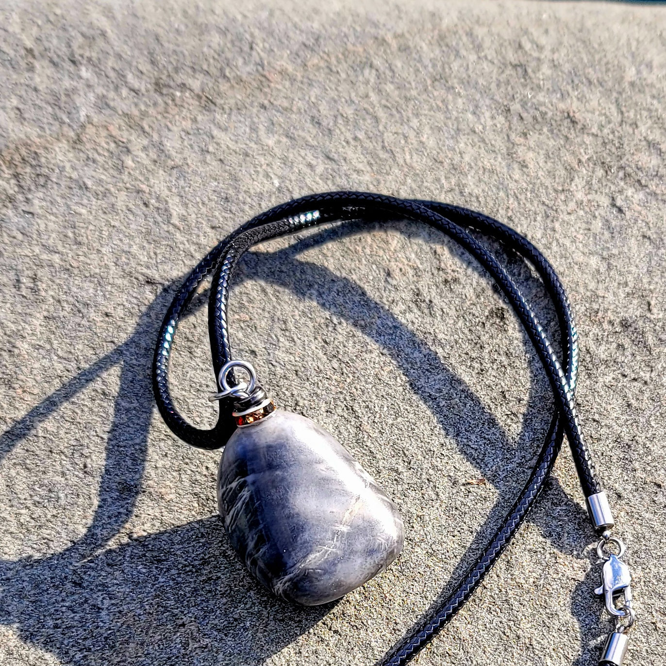 BEAUTIFUL GREY & WHITE QUARTZ CRYSTAL PENDANT.