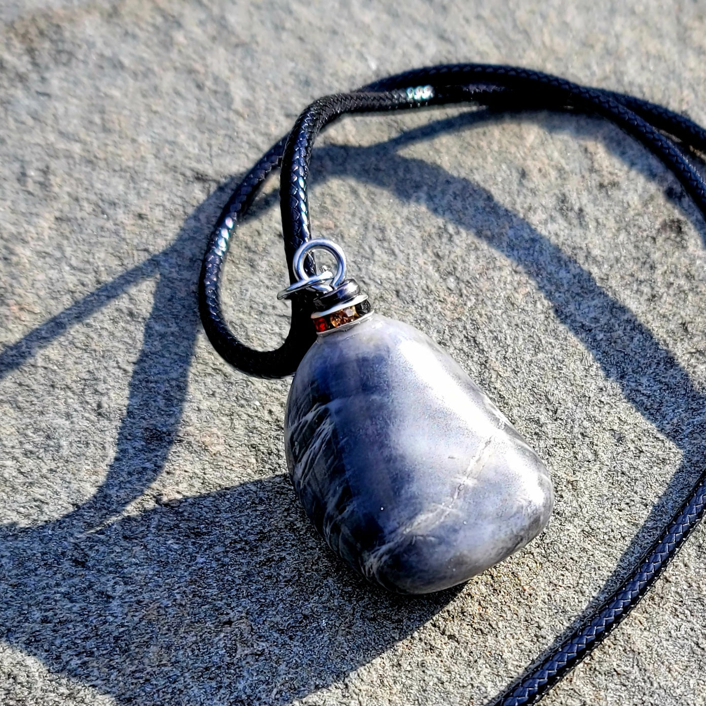 BEAUTIFUL GREY & WHITE QUARTZ CRYSTAL PENDANT.