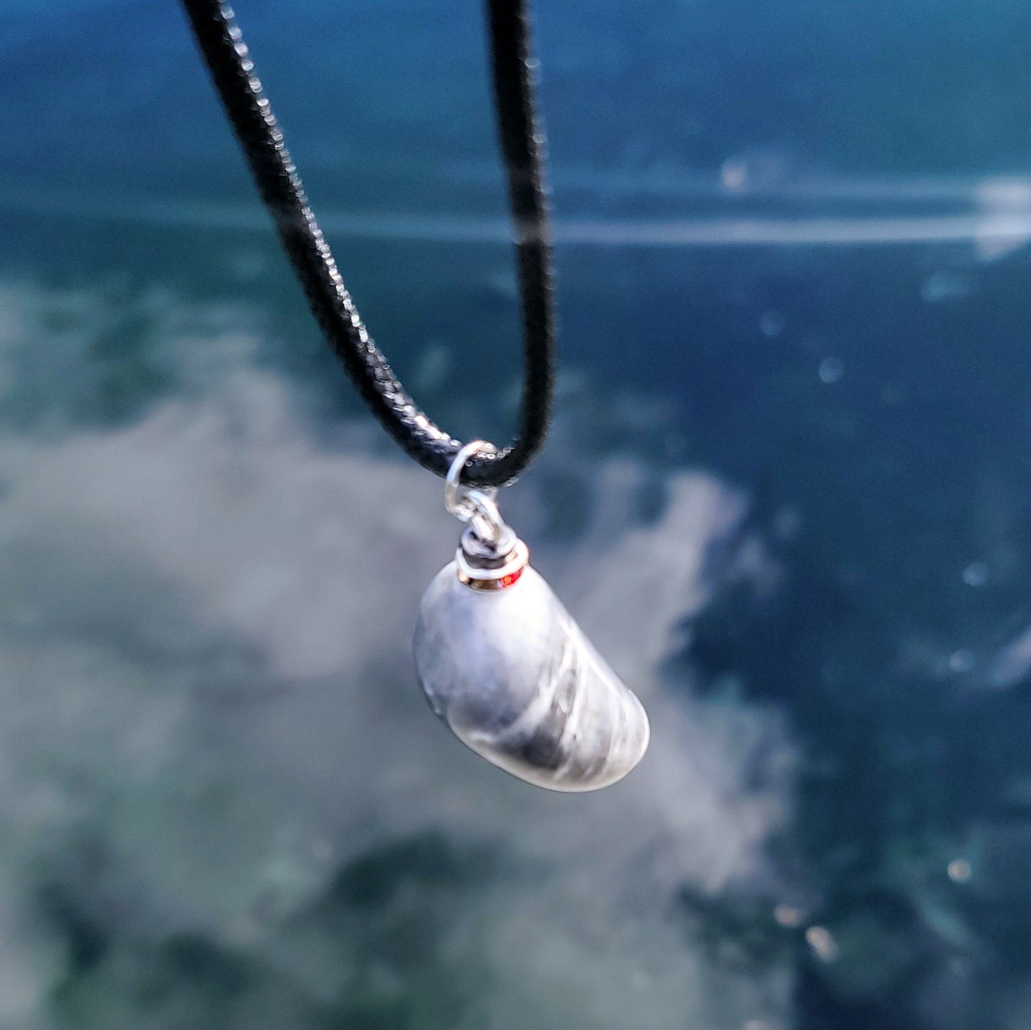 BEAUTIFUL GREY & WHITE QUARTZ CRYSTAL PENDANT.