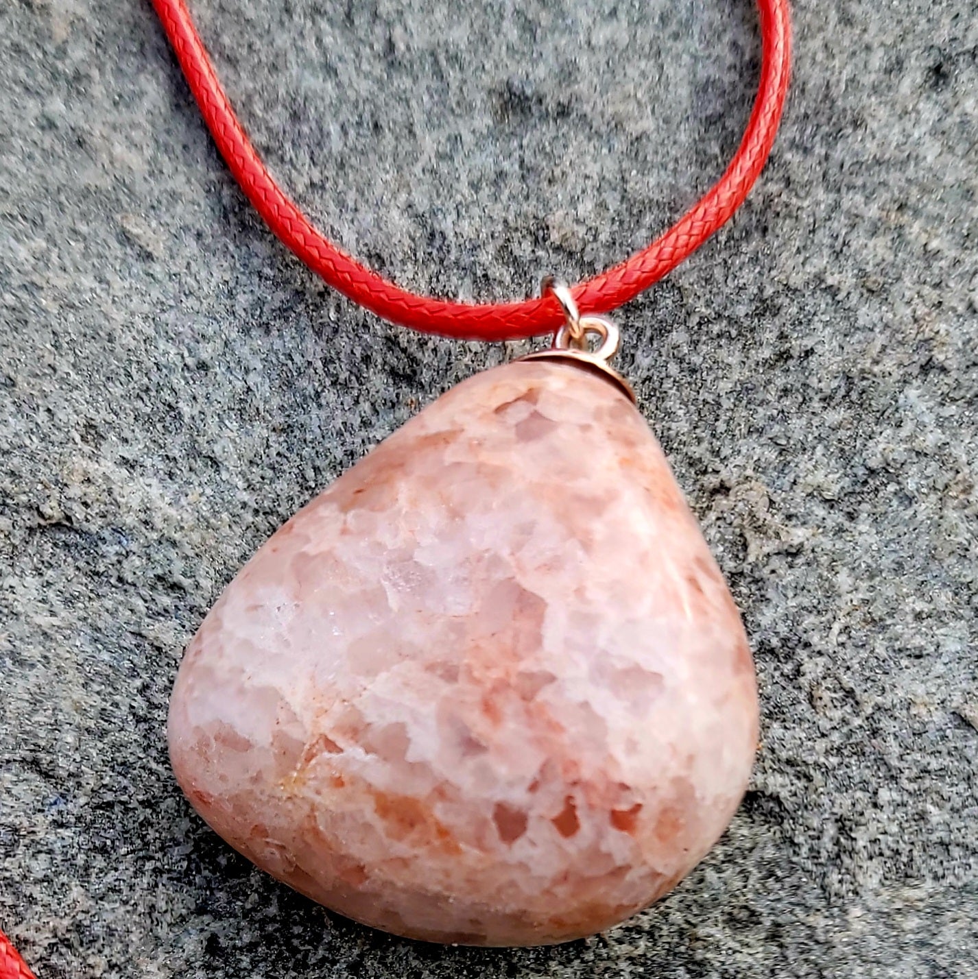 Filled with beautiful features, this Rose quartz pendant has hundreds of white, red, pink and clear speckles in it. Famed for its healing capabilities, Quartz is popular among people who appreciate the qualities of natural gems.