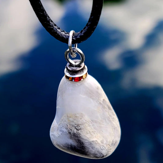 BEAUTIFUL BLACK & WHITE QUARTZ PENDANT.