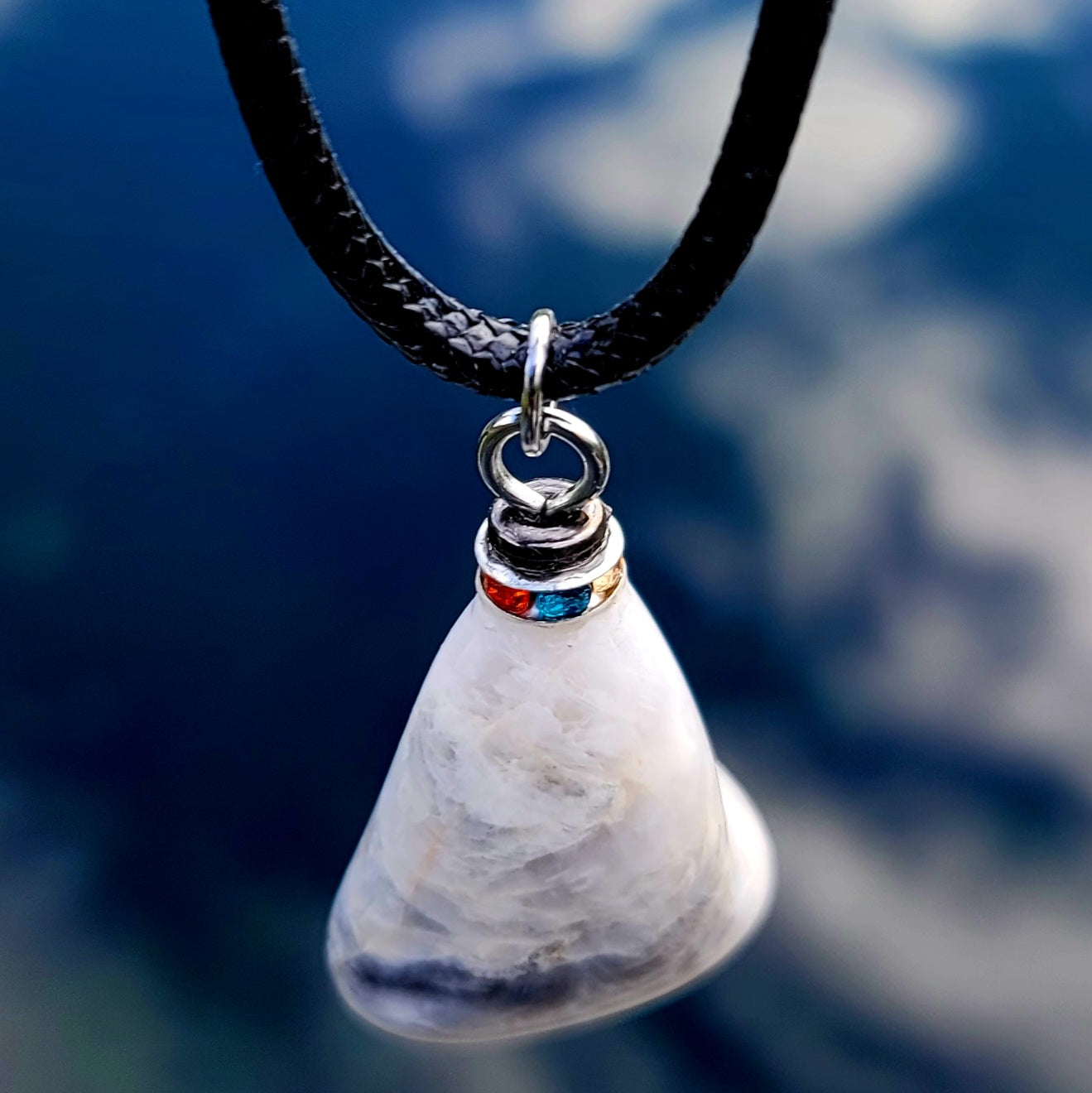 BEAUTIFUL BLACK & WHITE QUARTZ PENDANT.