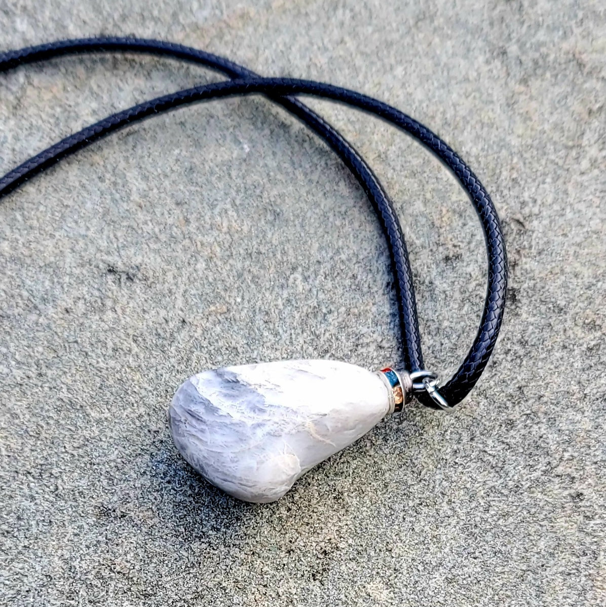 BEAUTIFUL BLACK & WHITE QUARTZ PENDANT.