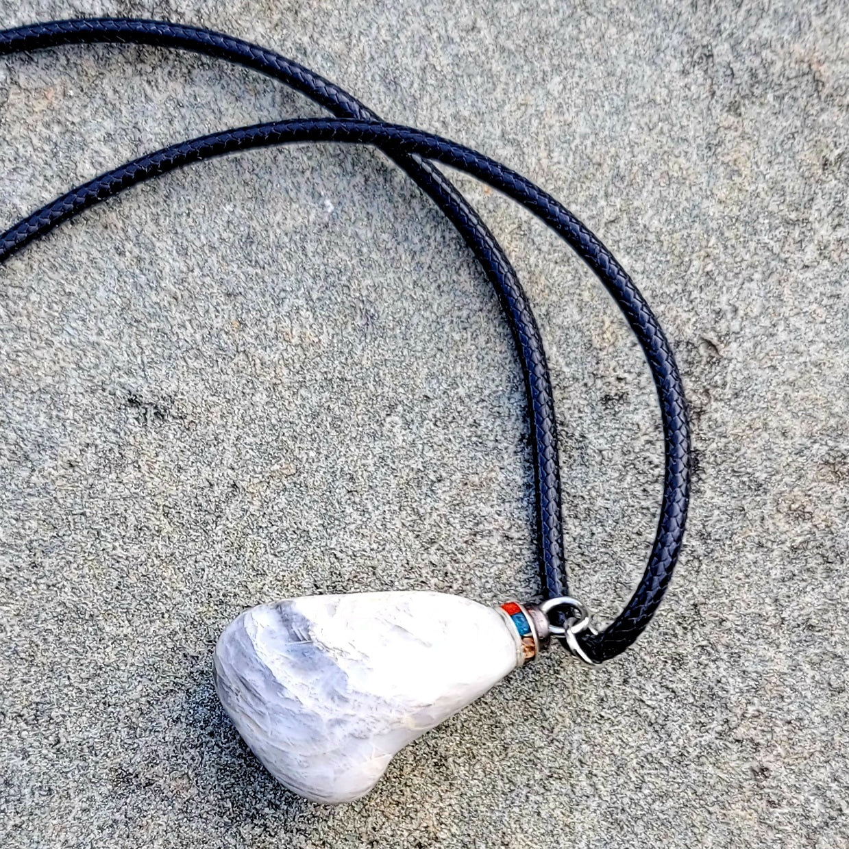 BEAUTIFUL BLACK & WHITE QUARTZ PENDANT.