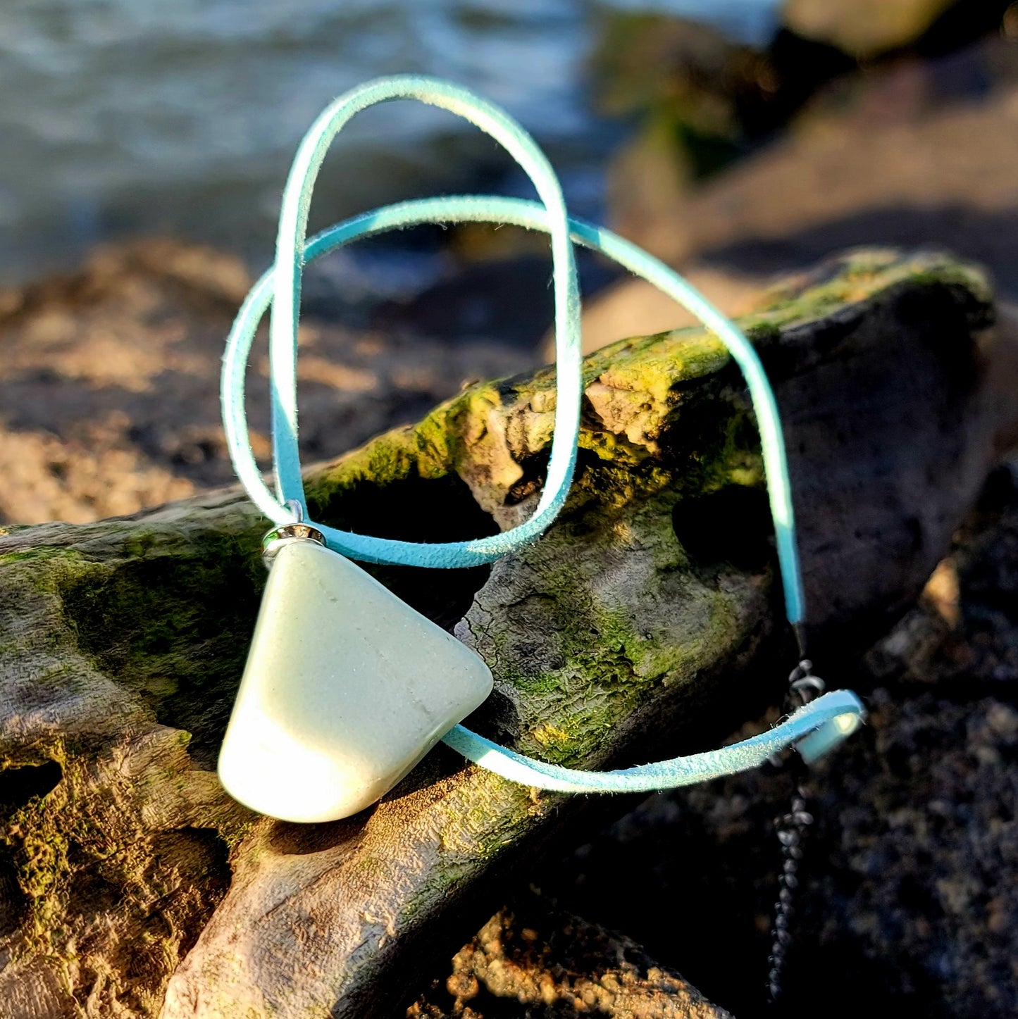 SOOTHING TO THE EYES, THIS GREEN CALCITE PENDANT WILL KEEP YOU FEELING GOOD ALL DAY!