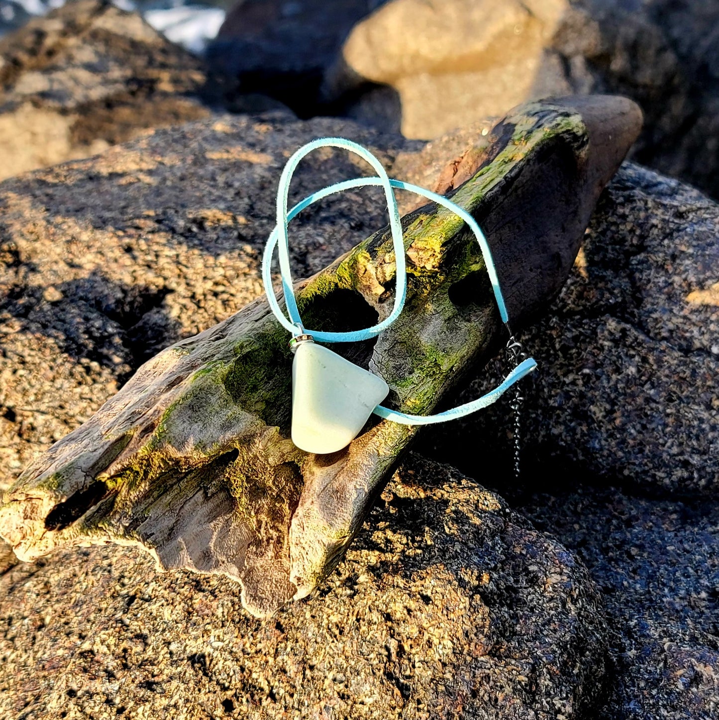 SOOTHING TO THE EYES, THIS GREEN CALCITE PENDANT WILL KEEP YOU FEELING GOOD ALL DAY!