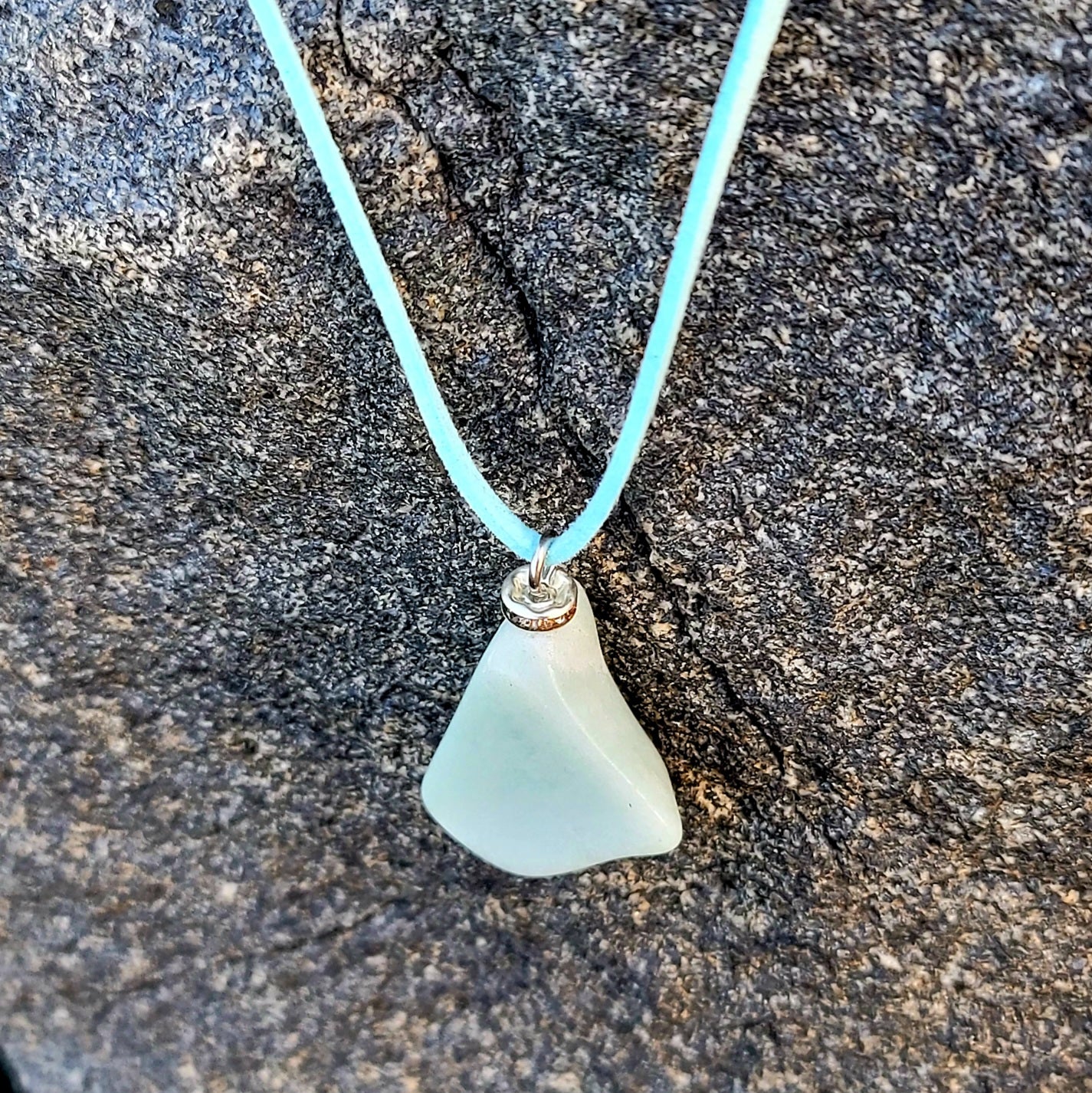 SOOTHING TO THE EYES, THIS GREEN CALCITE PENDANT WILL KEEP YOU FEELING GOOD ALL DAY!