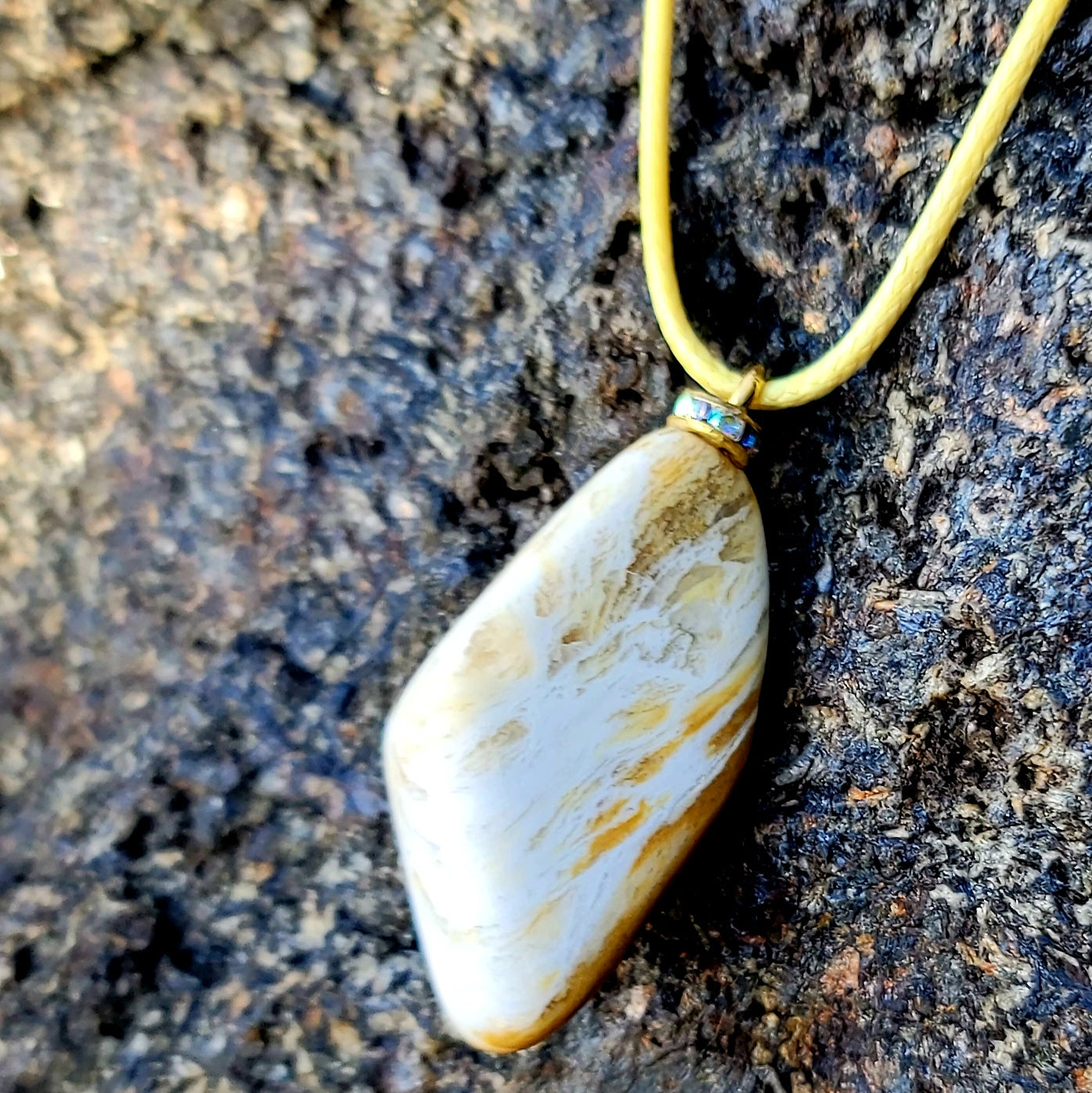 BEAUTIFUL GOLDEN QUARTZ GEMSTONE PENDANT.