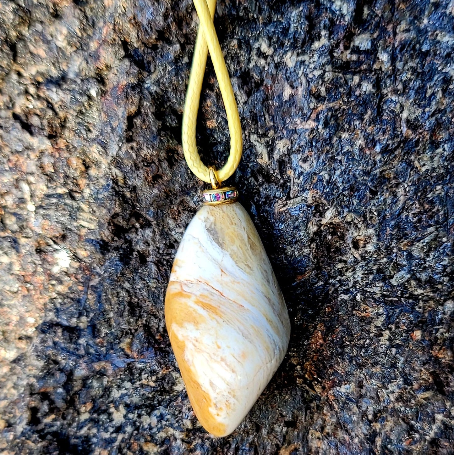 BEAUTIFUL GOLDEN QUARTZ GEMSTONE PENDANT.