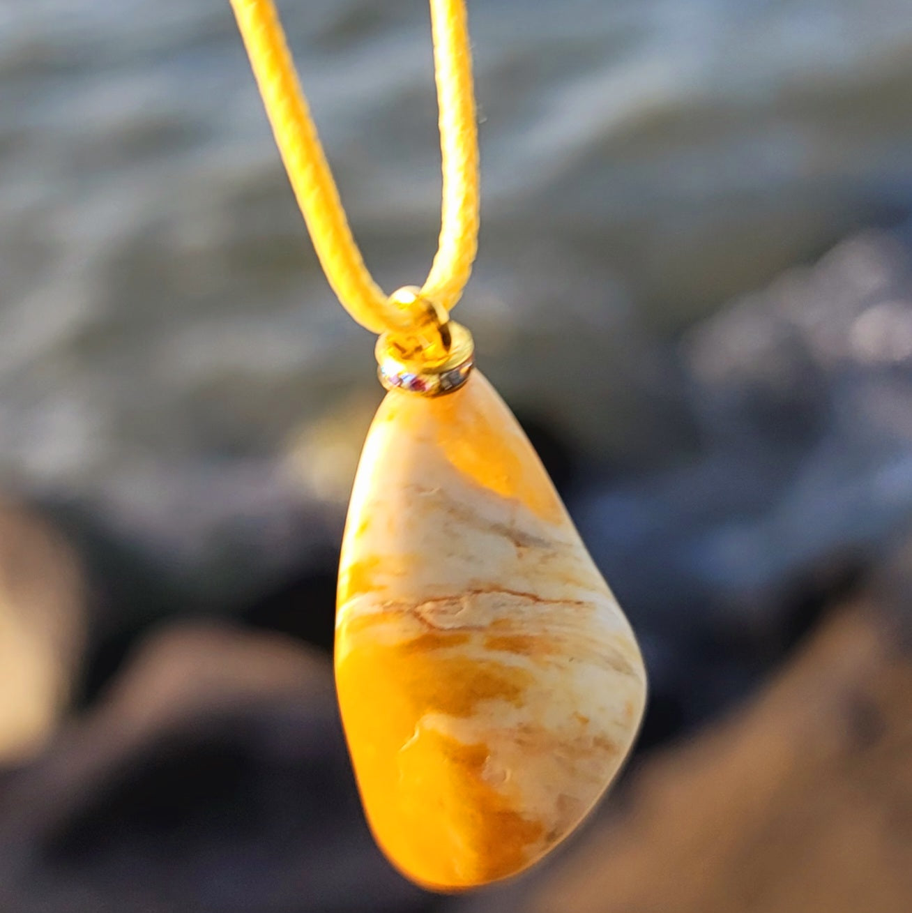 BEAUTIFUL GOLDEN QUARTZ GEMSTONE PENDANT.