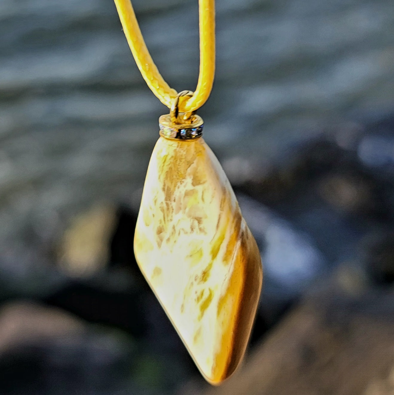 BEAUTIFUL GOLDEN QUARTZ GEMSTONE PENDANT.