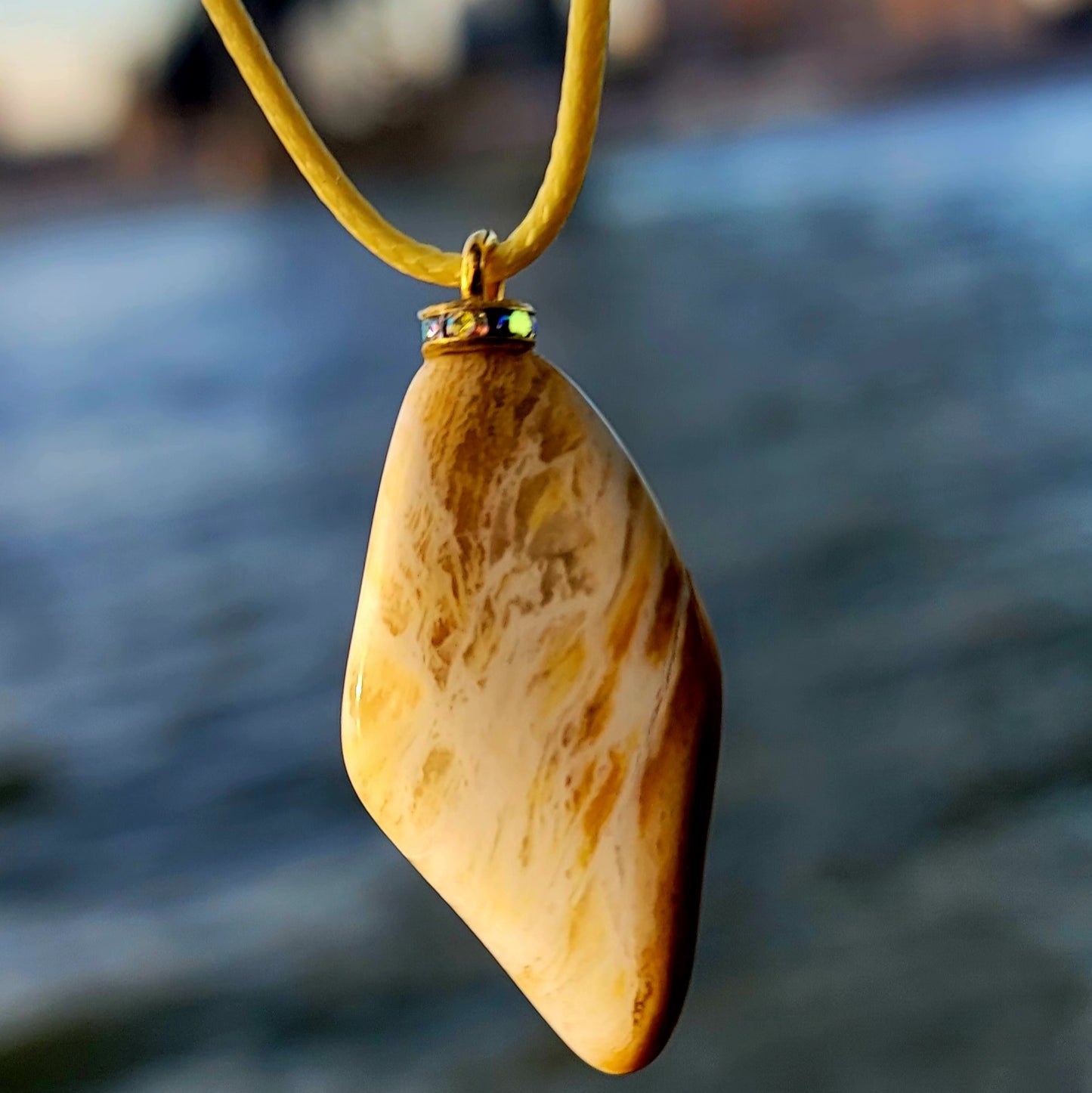 BEAUTIFUL GOLDEN QUARTZ GEMSTONE PENDANT.