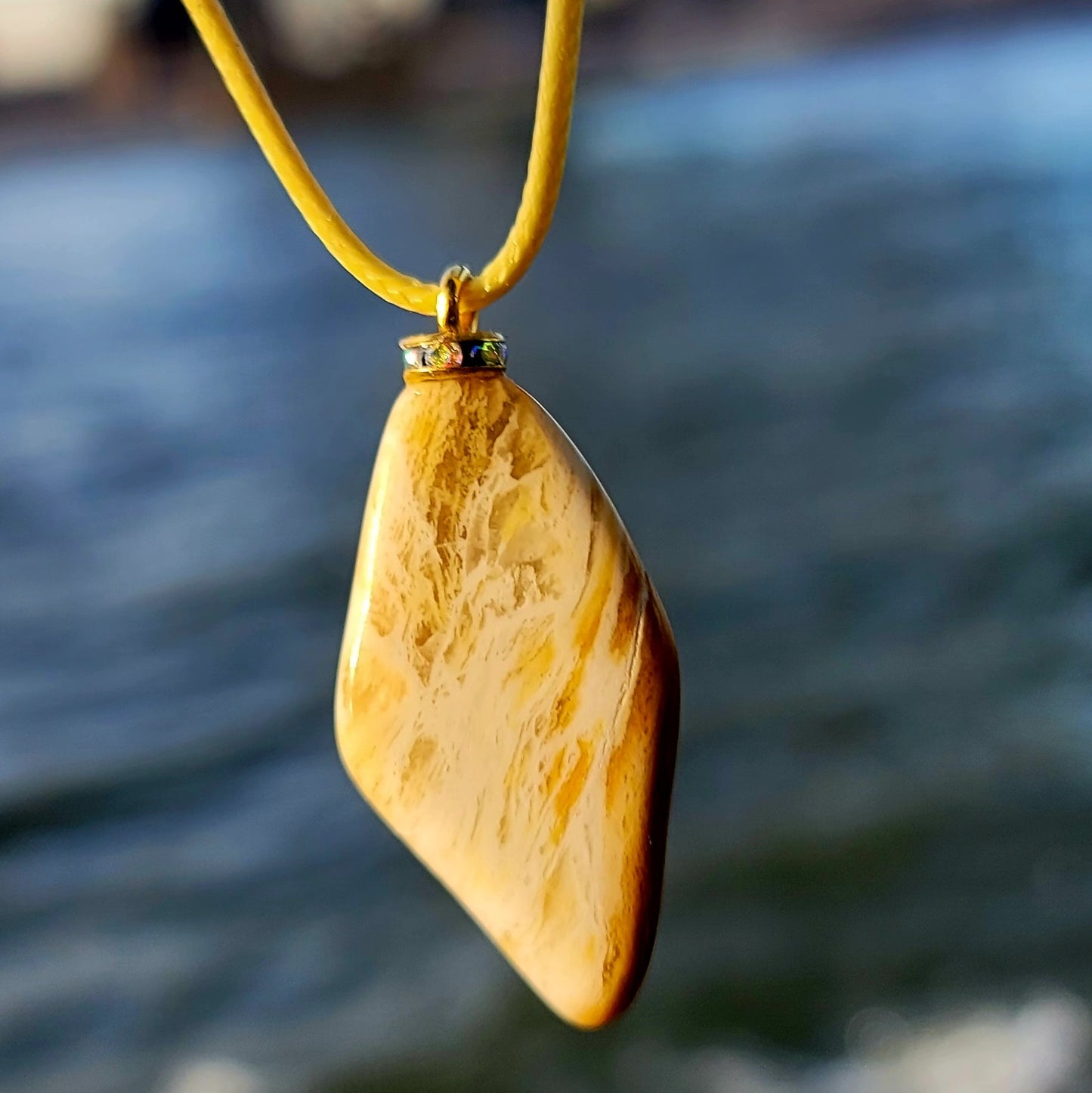 BEAUTIFUL GOLDEN QUARTZ GEMSTONE PENDANT.