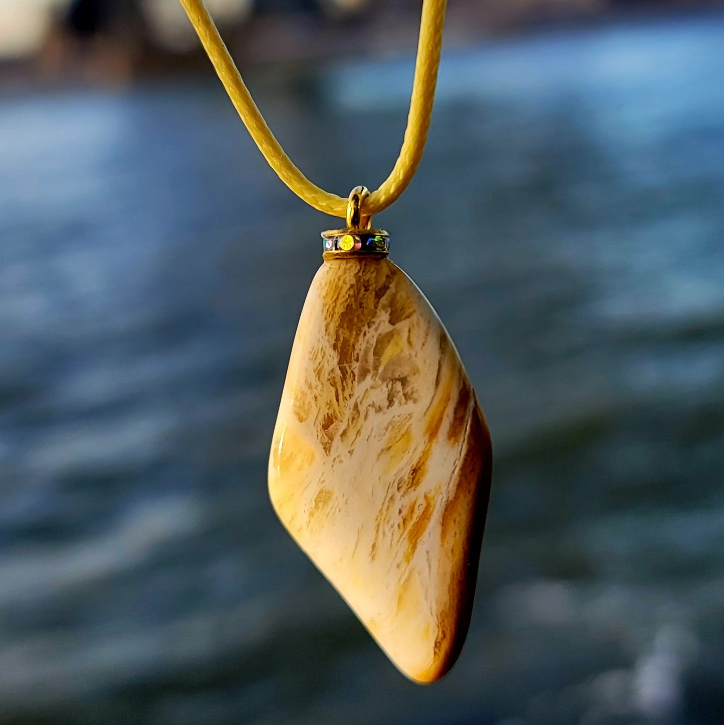 BEAUTIFUL GOLDEN QUARTZ GEMSTONE PENDANT.