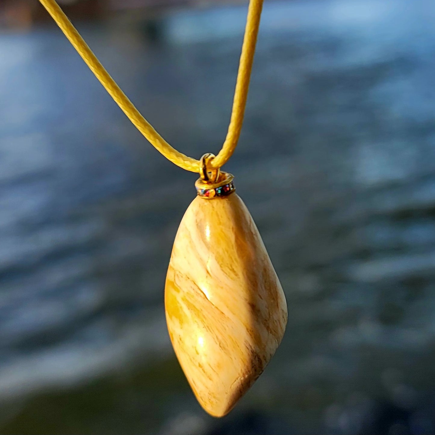 BEAUTIFUL GOLDEN QUARTZ GEMSTONE PENDANT.