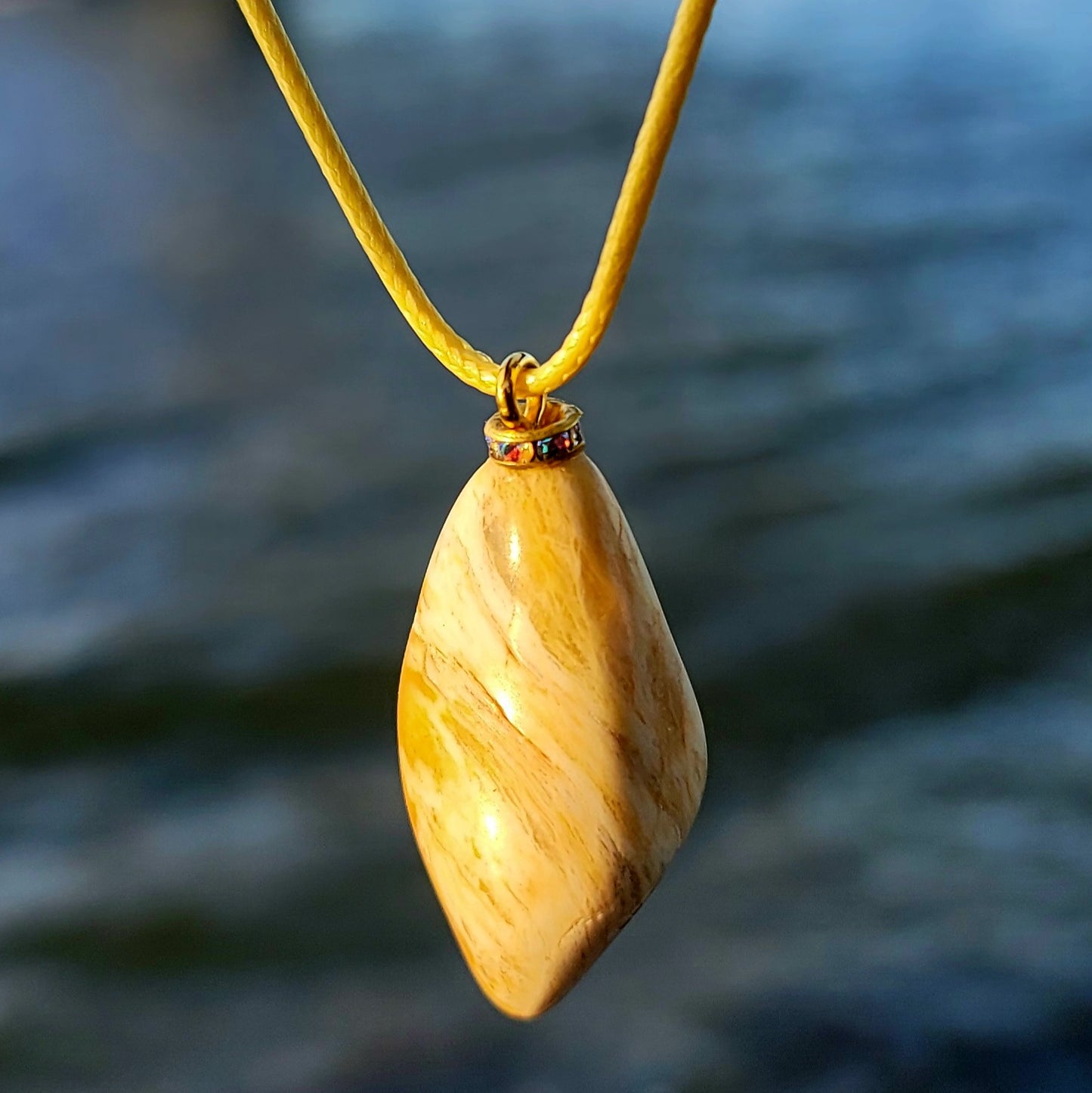 BEAUTIFUL GOLDEN QUARTZ GEMSTONE PENDANT.