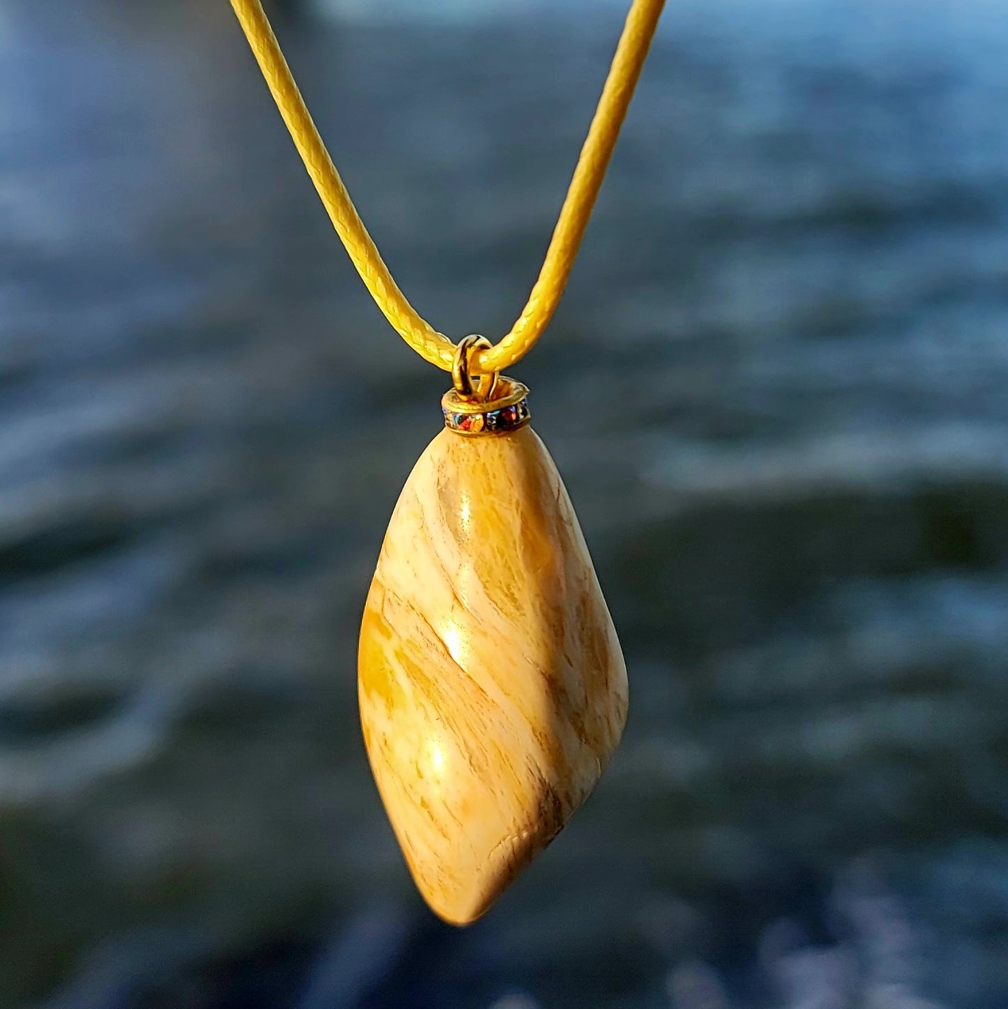 BEAUTIFUL GOLDEN QUARTZ GEMSTONE PENDANT.