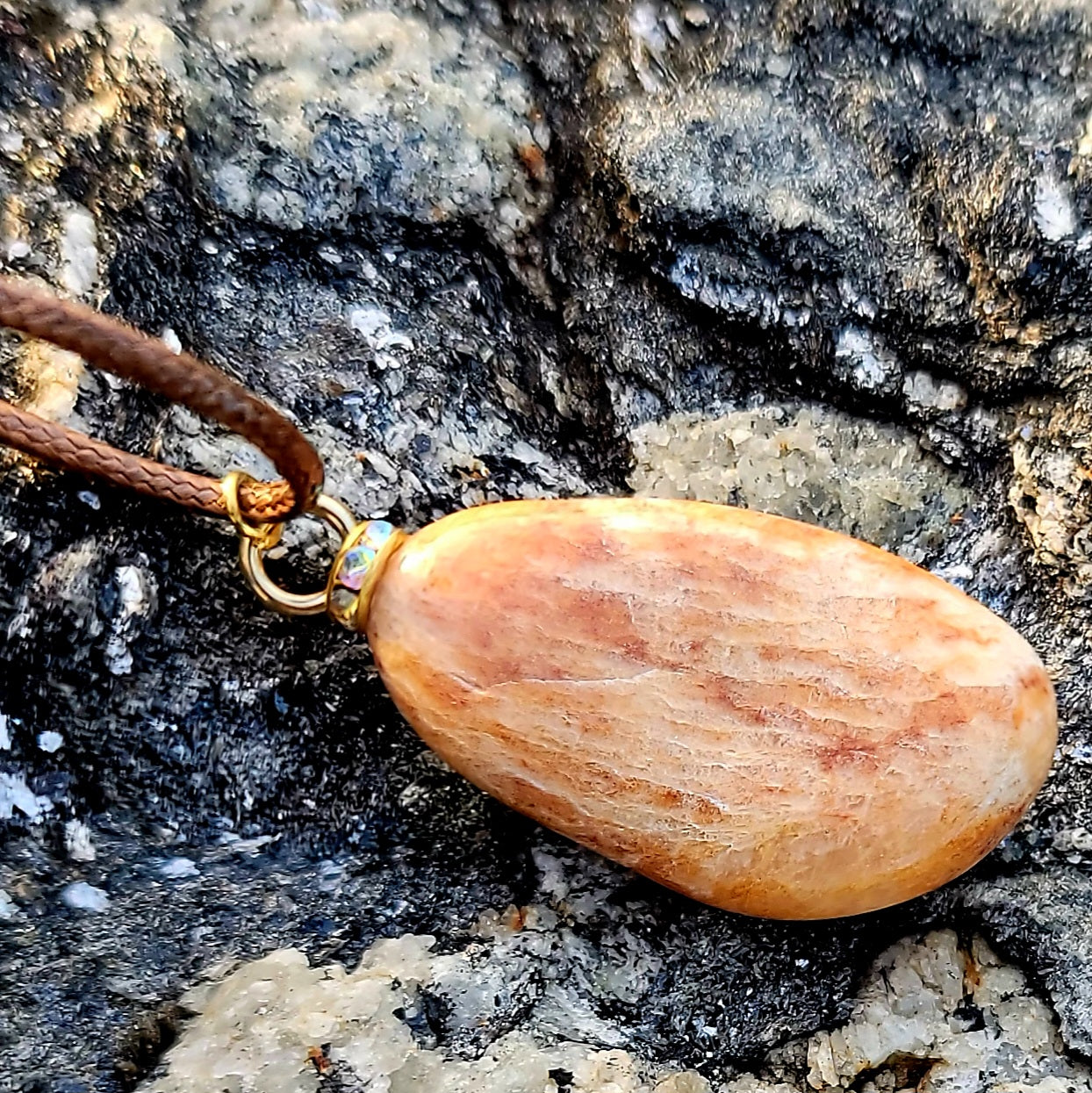 INSPIRING HEMATITE QUARTZ GEMSTONE PENDANT.