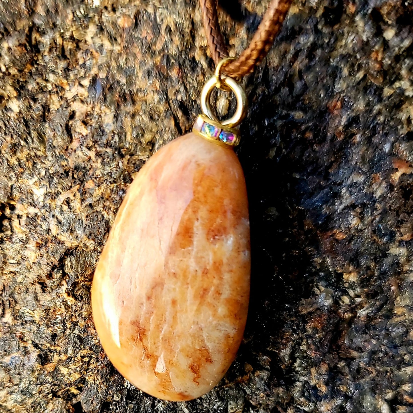 INSPIRING HEMATITE QUARTZ GEMSTONE PENDANT.