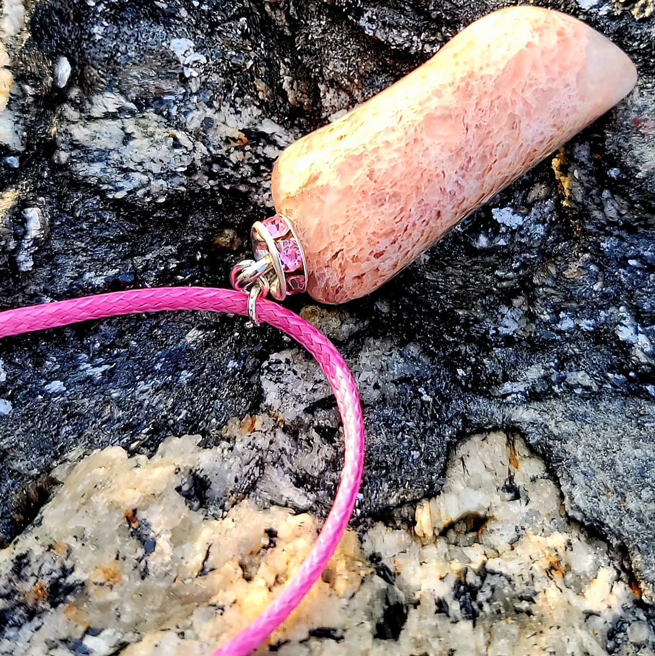 BEAUTIFUL UNIQUELY SHAPED ROSE QUARTZ PENDANT.