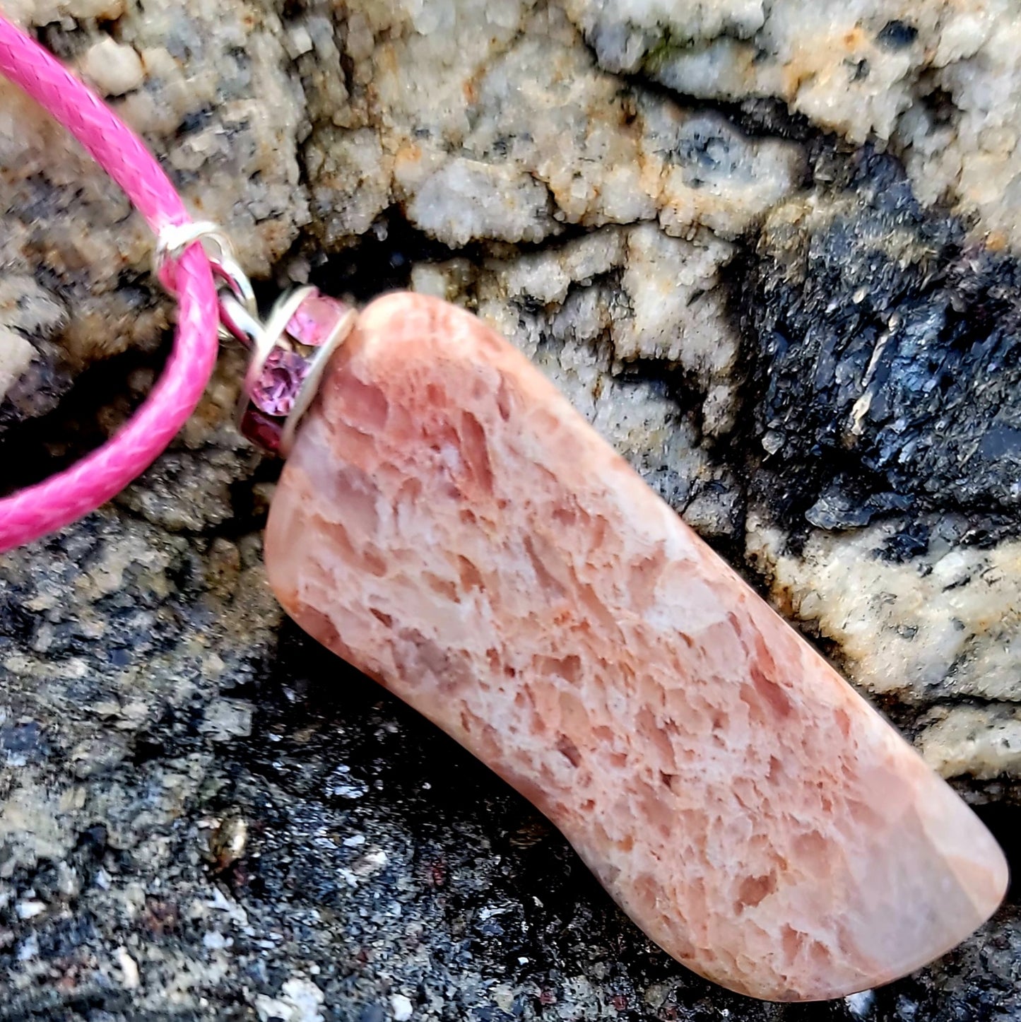 BEAUTIFUL UNIQUELY SHAPED ROSE QUARTZ PENDANT.