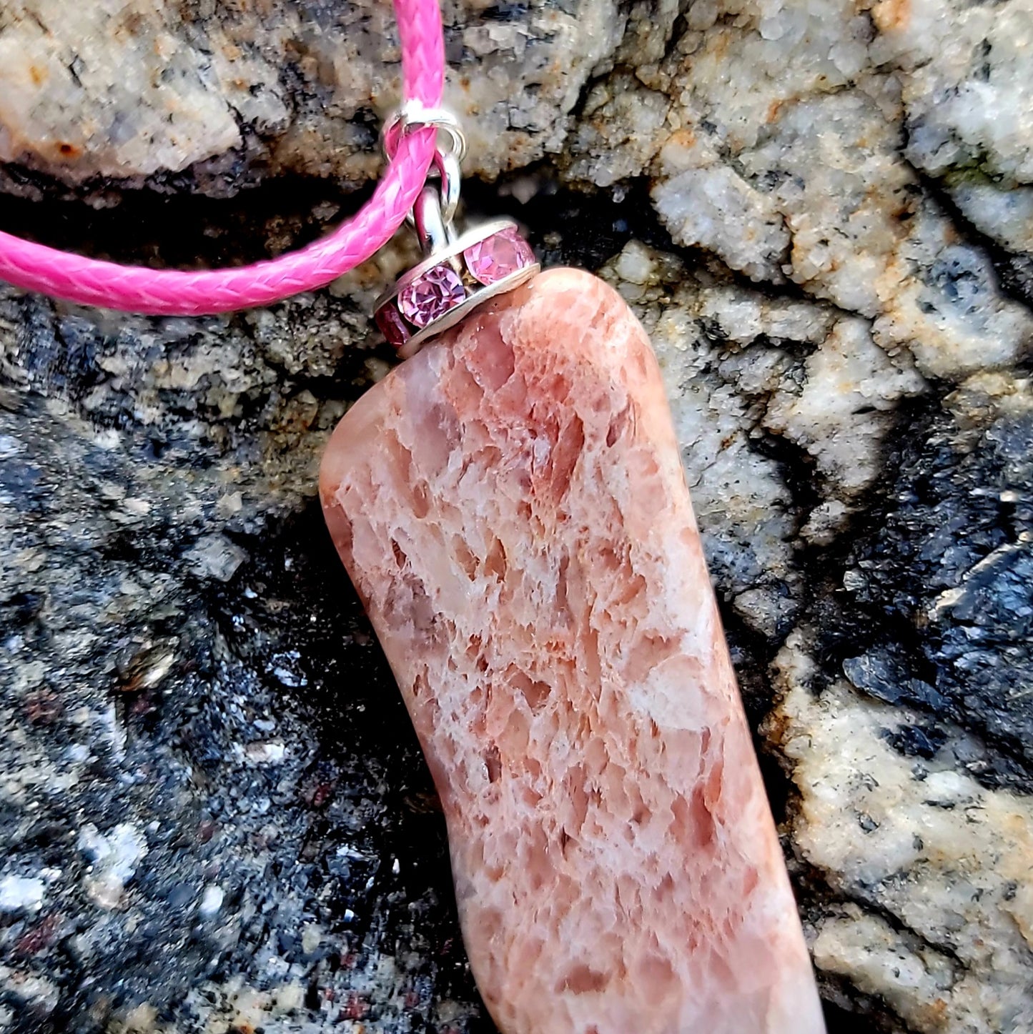 BEAUTIFUL UNIQUELY SHAPED ROSE QUARTZ PENDANT.