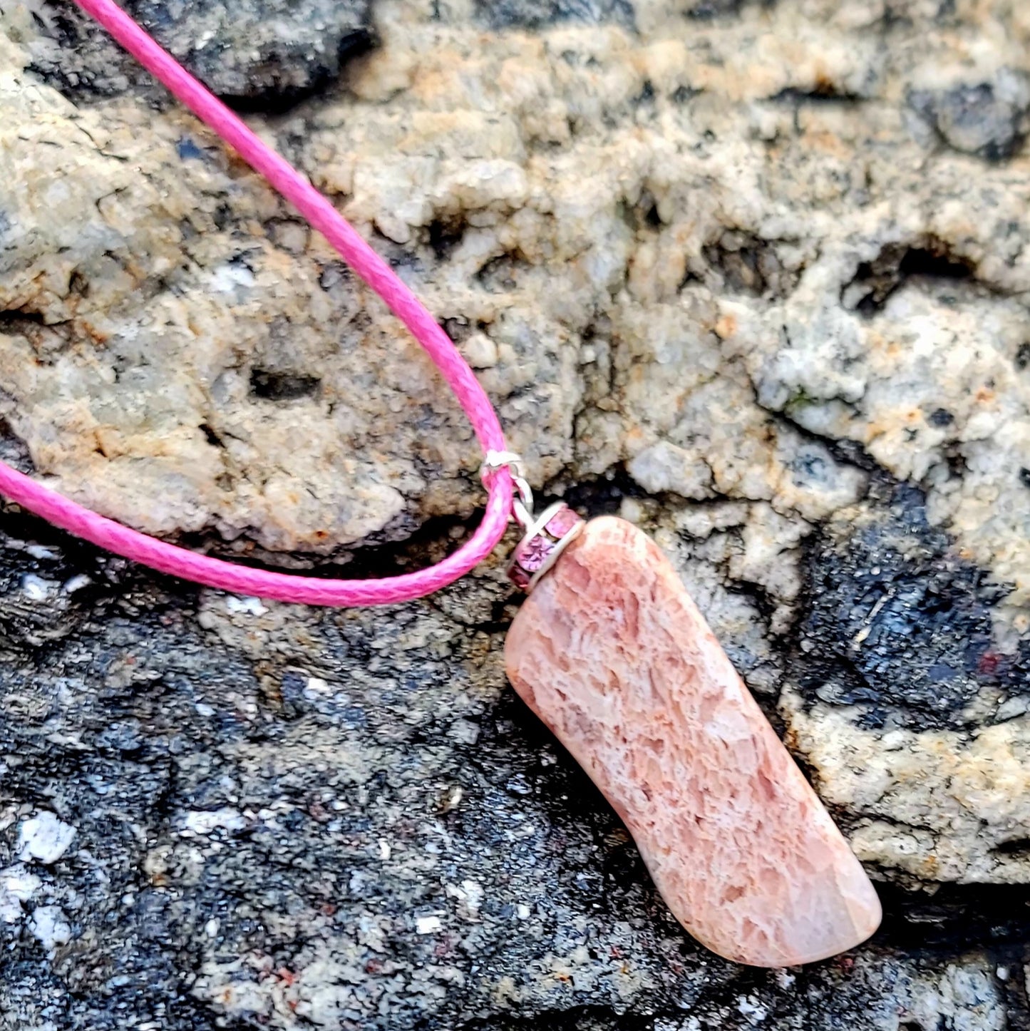 BEAUTIFUL UNIQUELY SHAPED ROSE QUARTZ PENDANT.