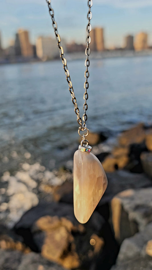 WHITE AND CLEAR QUARTZ PENDANT NECKLACE