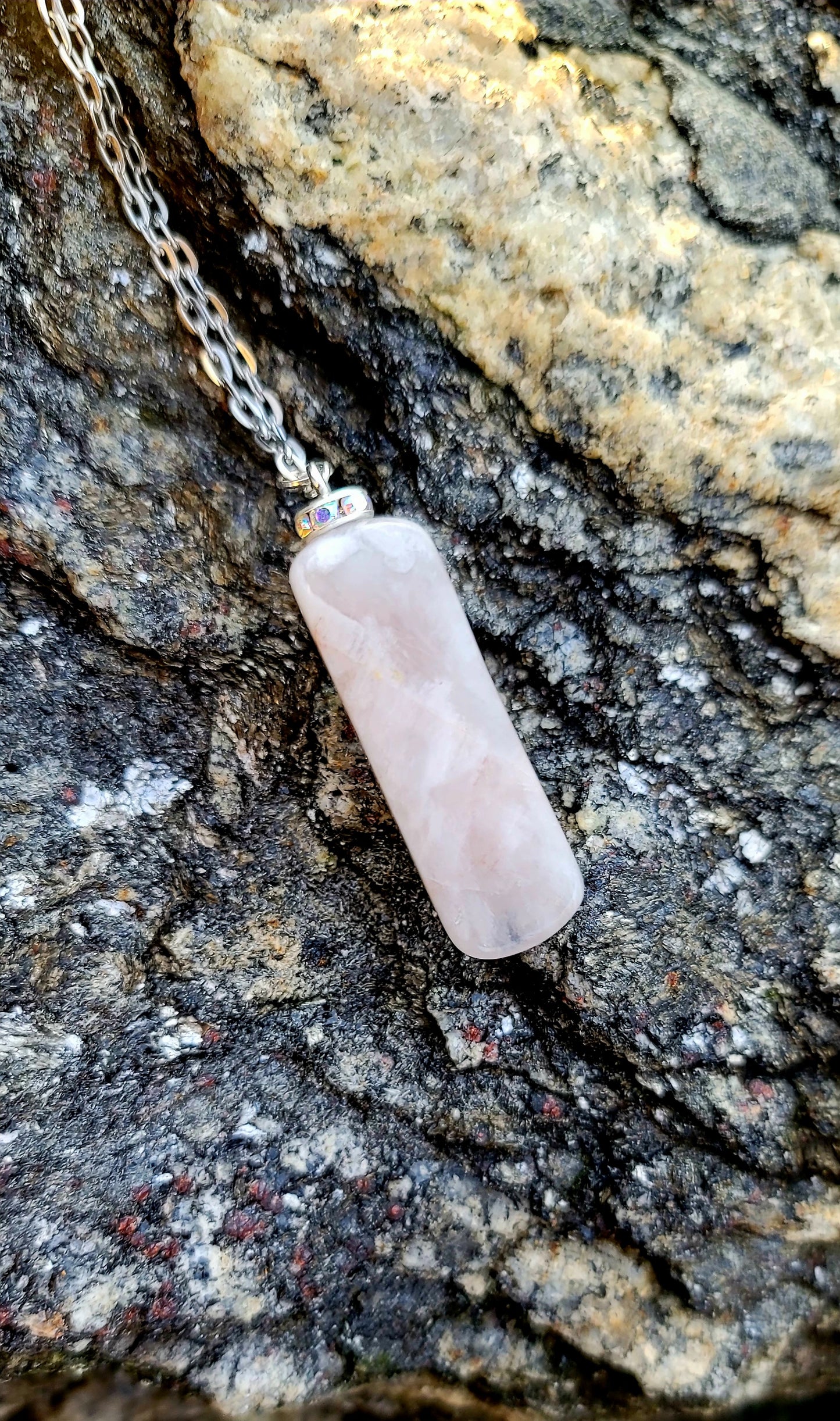 WHITE AND CLEAR QUARTZ PENDANT NECKLACE