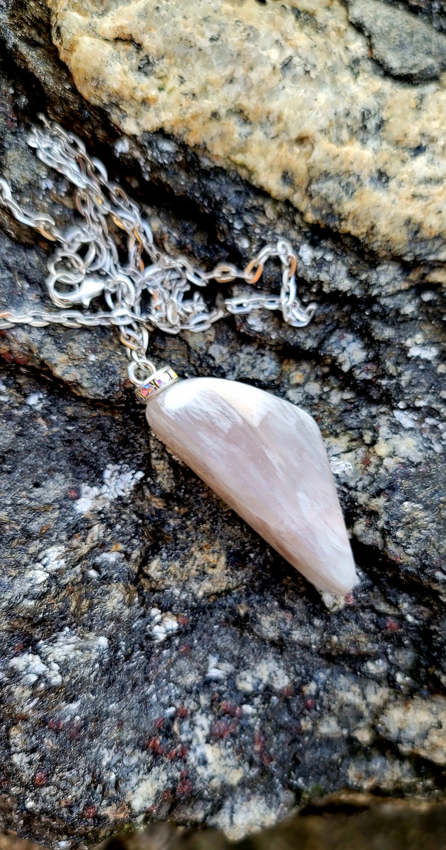 WHITE AND CLEAR QUARTZ PENDANT NECKLACE