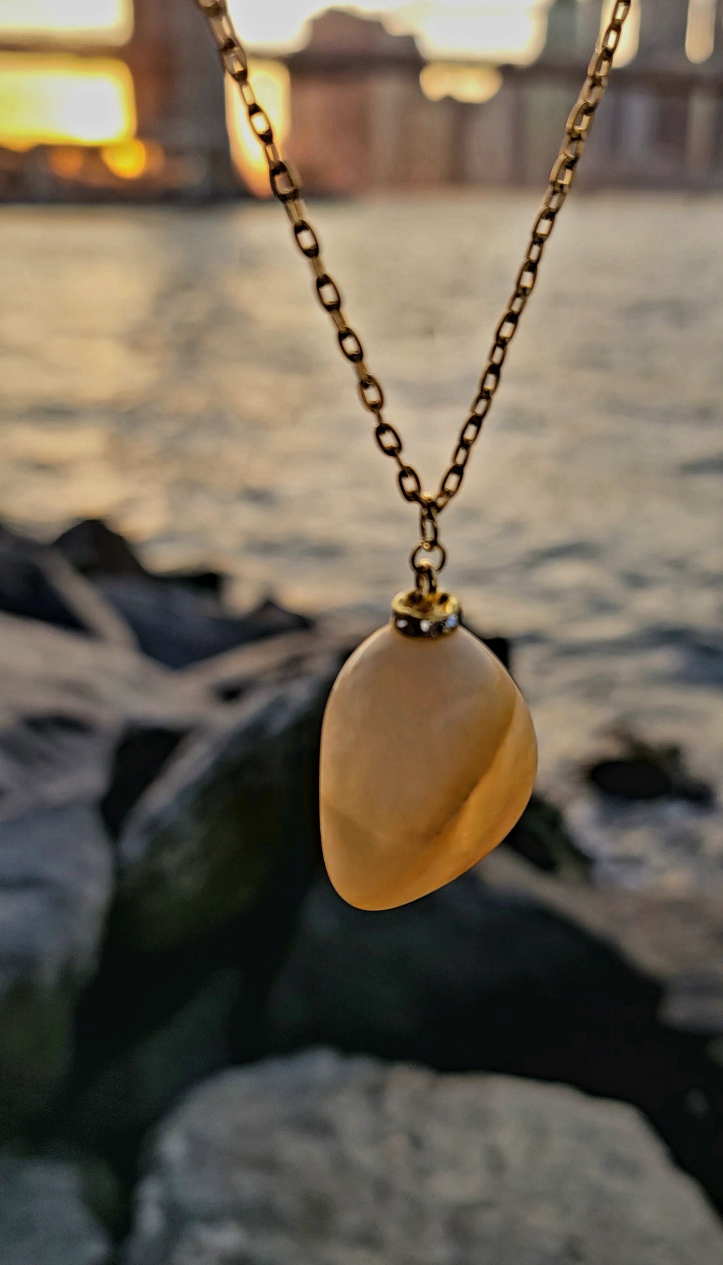 SUNSHINE YELLOW QUARTZ GEMSTONE PENDANT