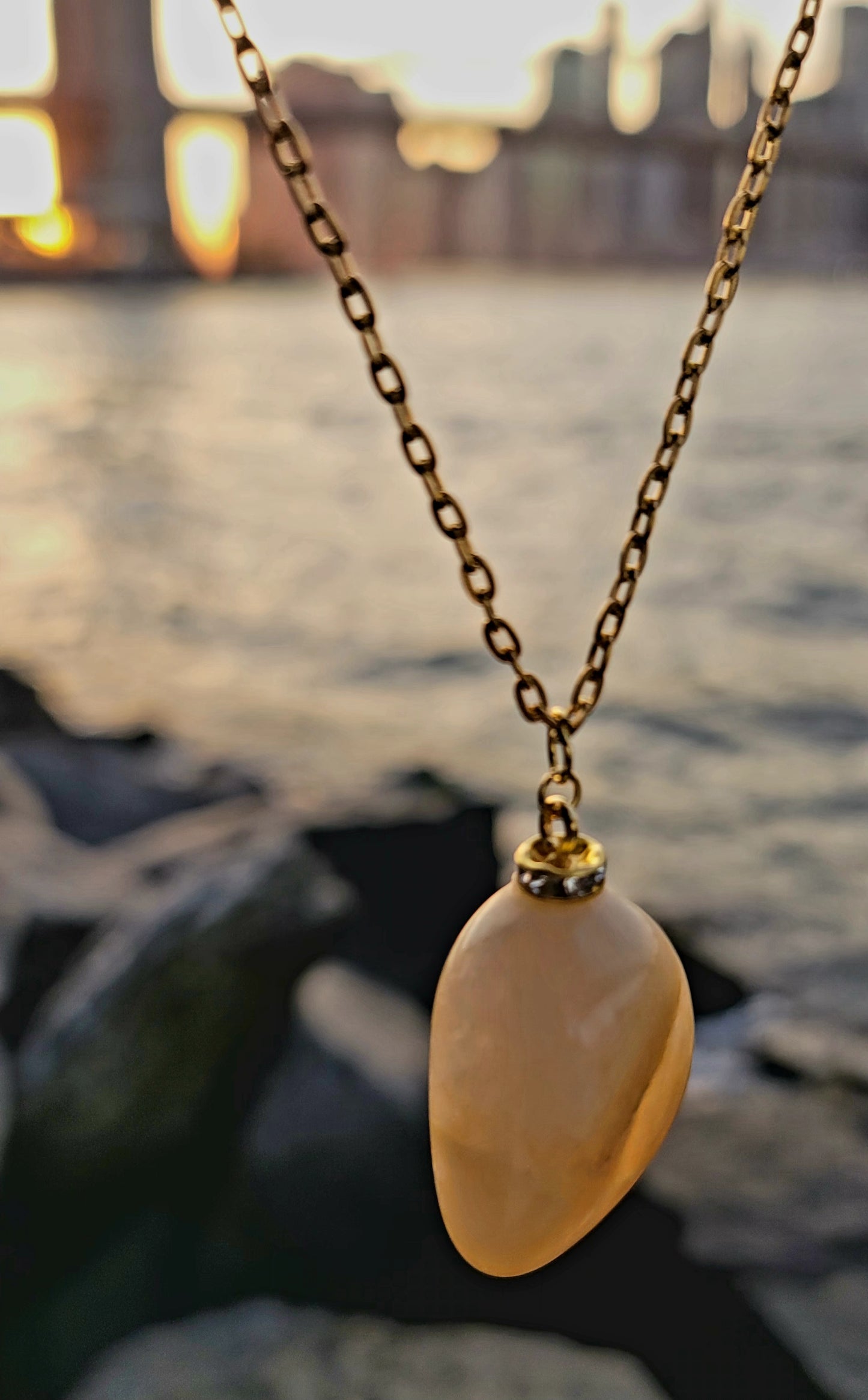 SUNSHINE YELLOW QUARTZ GEMSTONE PENDANT