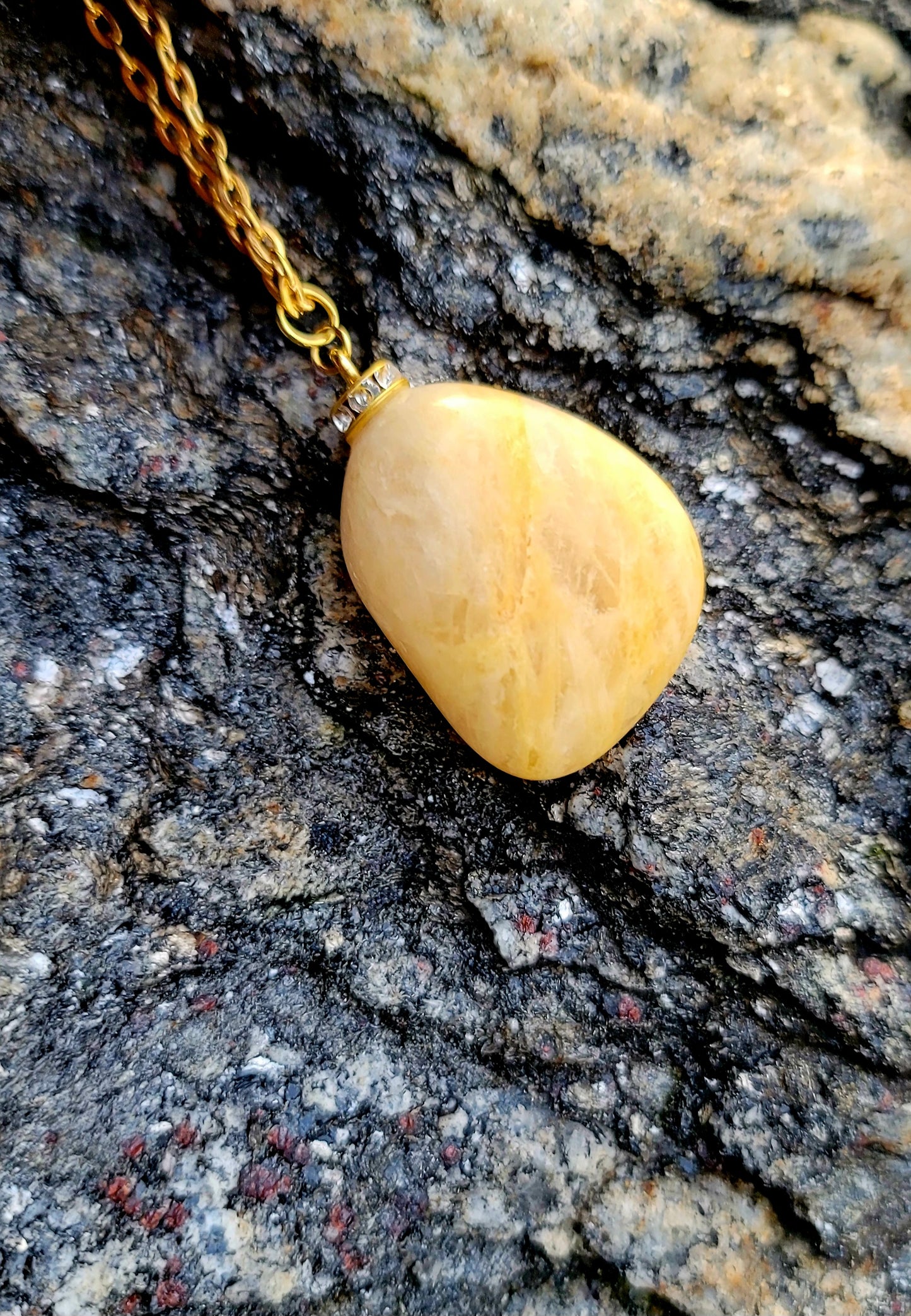 SUNSHINE YELLOW QUARTZ GEMSTONE PENDANT