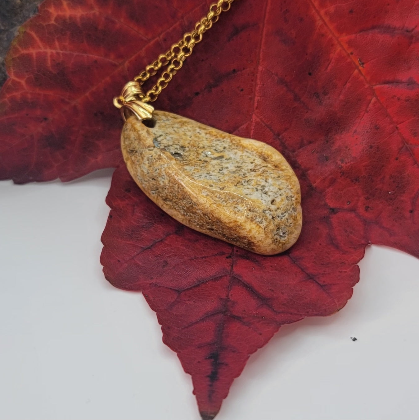 This Golden healer quartz pendant is the perfect piece to bring warmth and sunlight to you. Experience its power today.