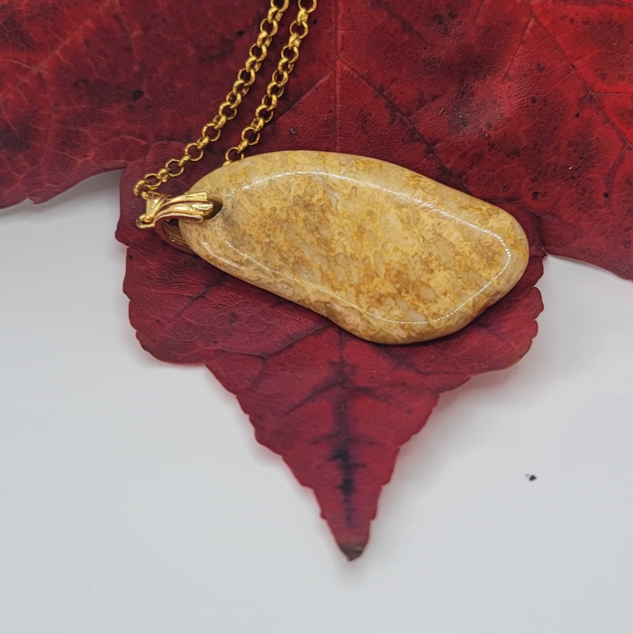 This Golden healer quartz pendant is the perfect piece to bring warmth and sunlight to you. Experience its power today.