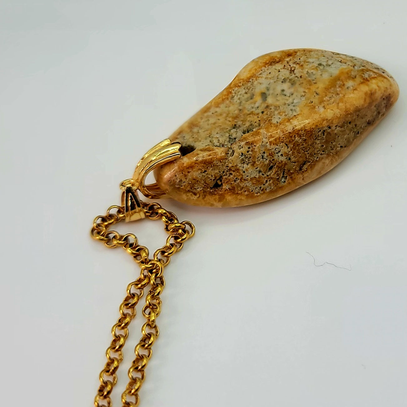 This Golden healer quartz pendant is the perfect piece to bring warmth and sunlight to you. Experience its power today.