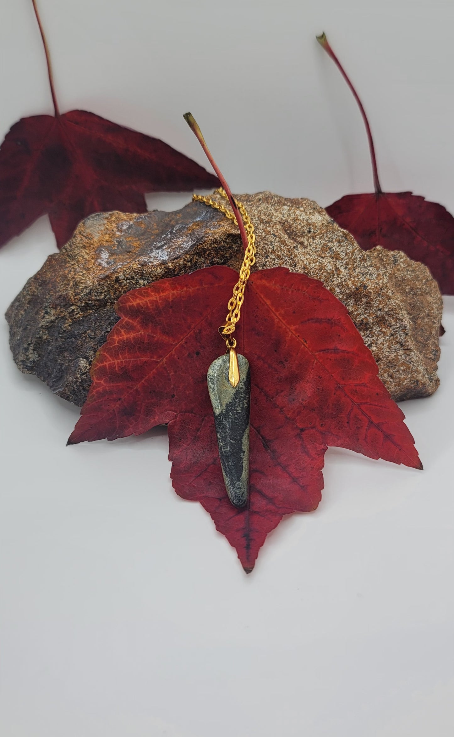 THIS YELLOW-GREEN SERPENTINE GEMSTONE PENDANT IS SURE TO DELIGHT.