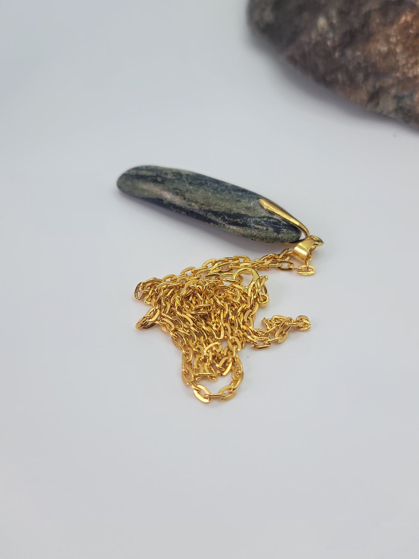 THIS YELLOW-GREEN SERPENTINE GEMSTONE PENDANT IS SURE TO DELIGHT.