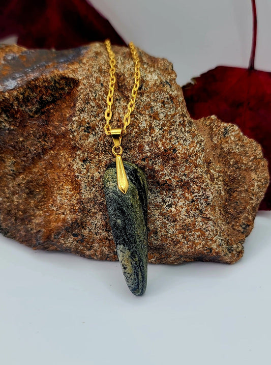 THIS YELLOW-GREEN SERPENTINE GEMSTONE PENDANT IS SURE TO DELIGHT.