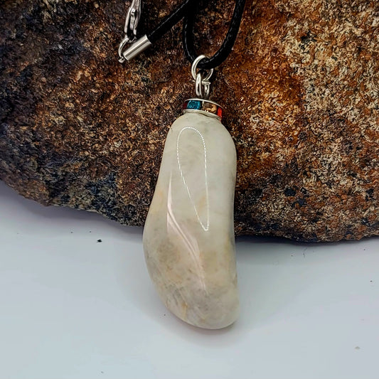 BEAUTIFUL WHITE & CLEAR QUARTZ PENDANT.