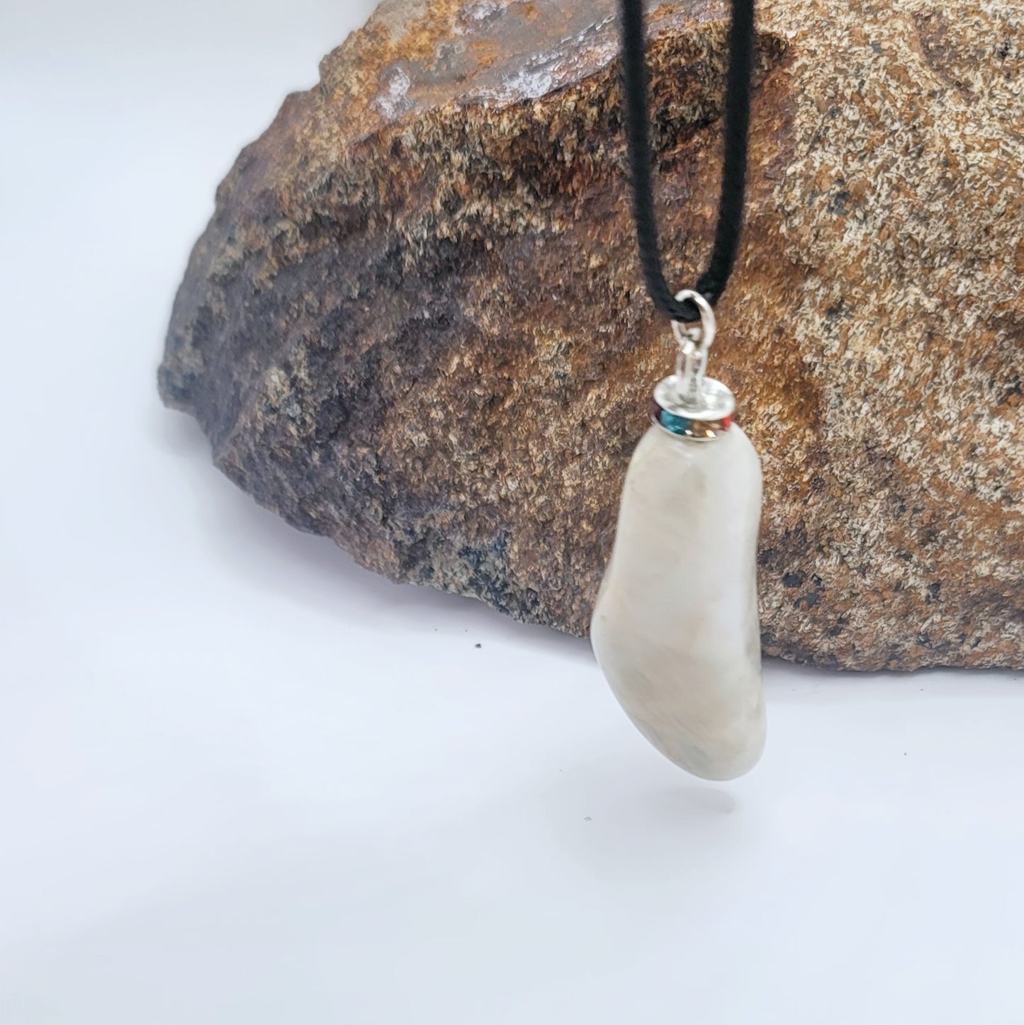 BEAUTIFUL WHITE & CLEAR QUARTZ PENDANT.