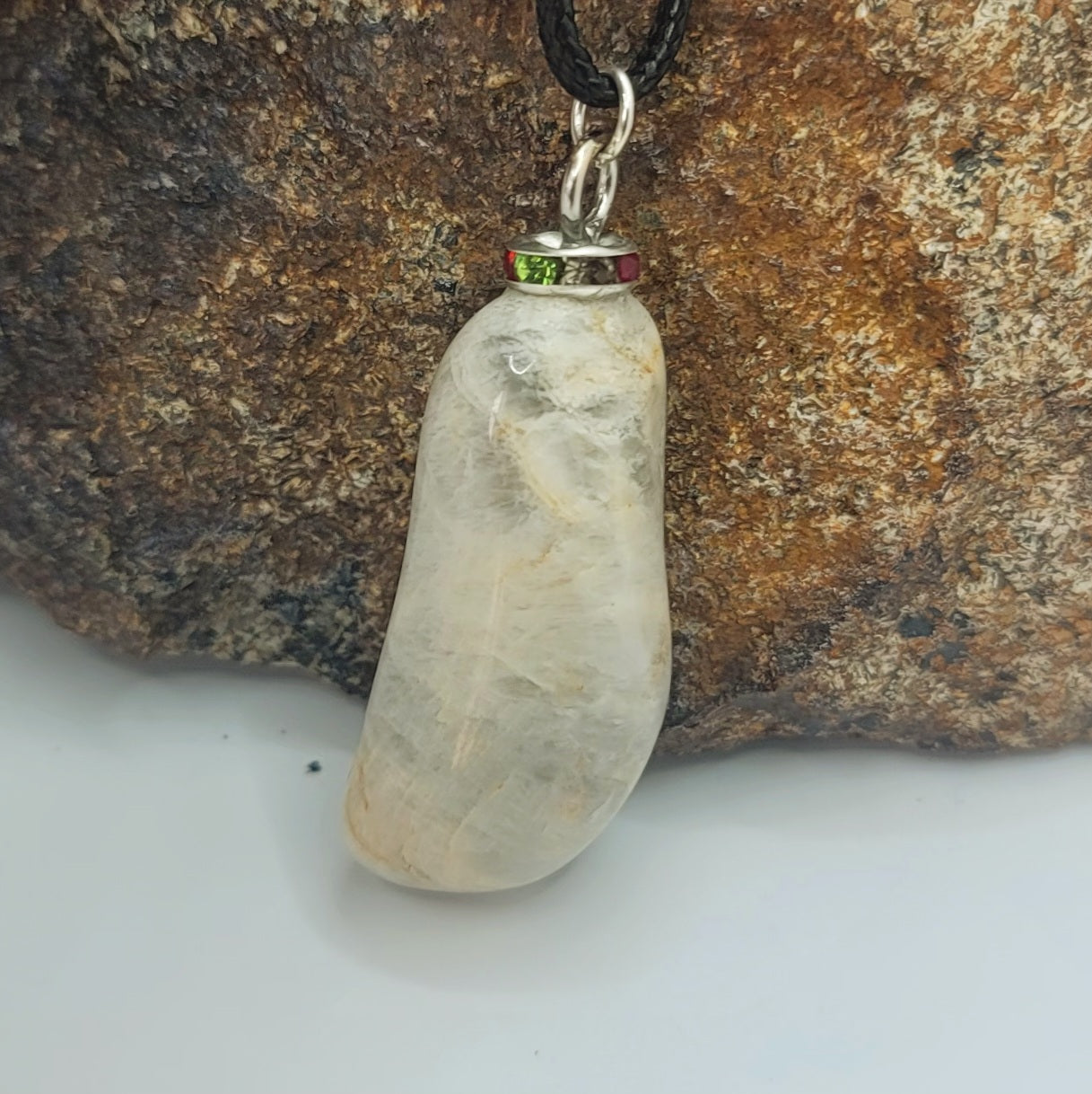 BEAUTIFUL WHITE & CLEAR QUARTZ PENDANT.